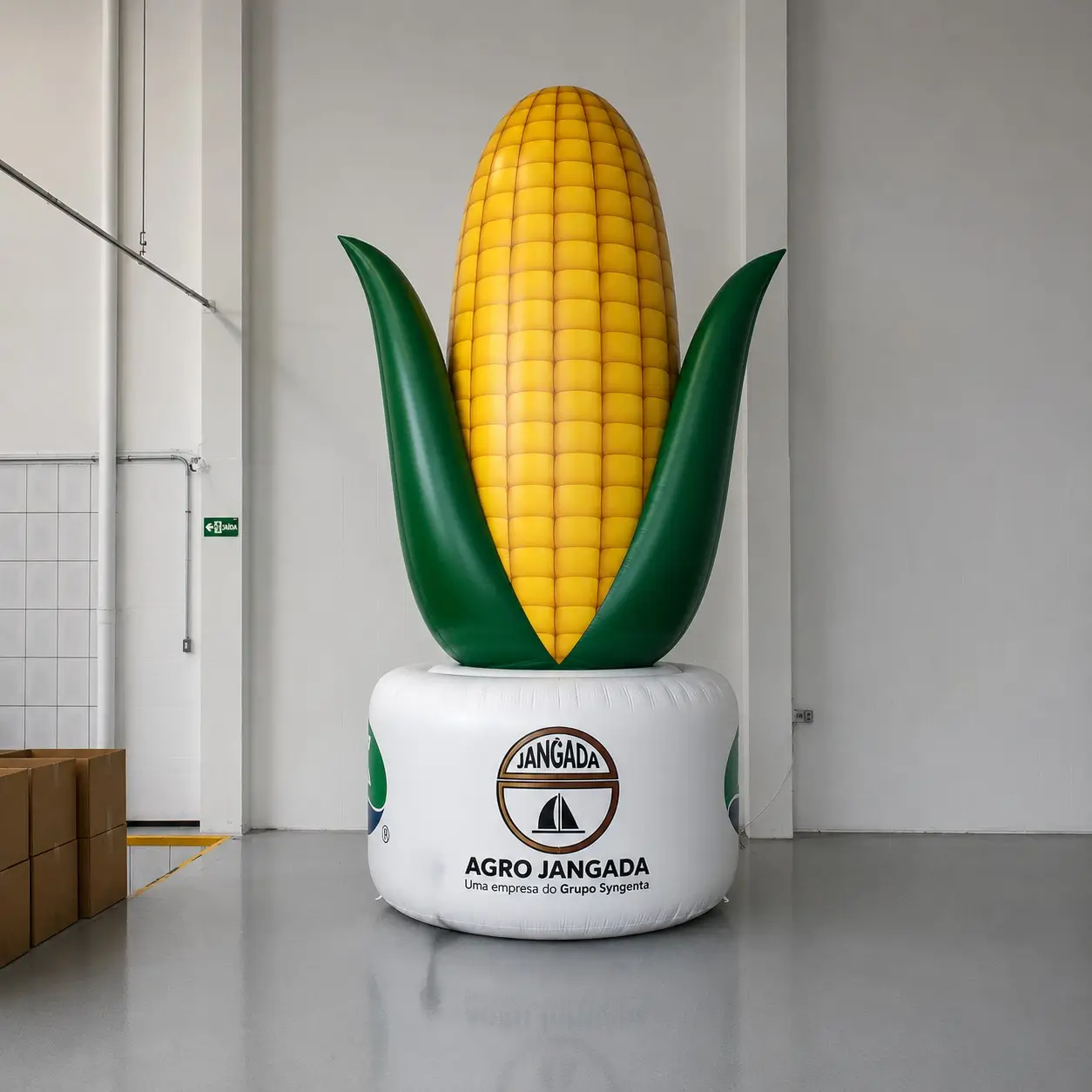 Réplica Inflável de Milho — Agro Jangada Syngenta em Festa Junina | RVB Balões Réplica inflável gigante de milho produzida pela RVB Balões para a Agro Jangada em parceria com Syngenta, usada como cenário visual em ativação de festa junina no agronegócio