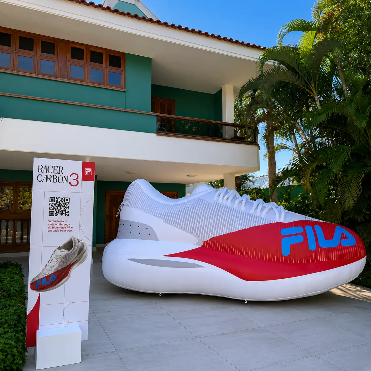 Réplica Inflável FILA Racer Carbon 3 — RVB Balões Réplica inflável gigante do tênis FILA Racer Carbon 3 produzida pela RVB Balões para ativação de marca, com totem promocional e QR Code de experimentação