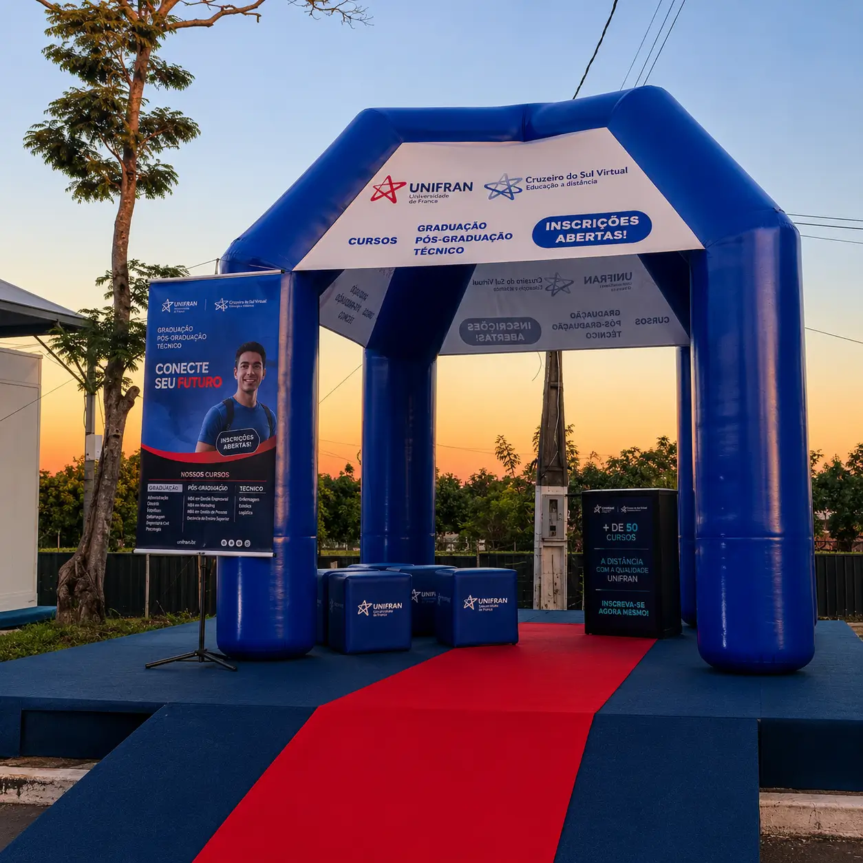 Tenda inflável Cruzeiro do Sul — ativação em eventos educacionais | RVB Balões Tenda inflável personalizada Cruzeiro do Sul em evento educacional noturno para captação de alunos, fabricada pela RVB Balões