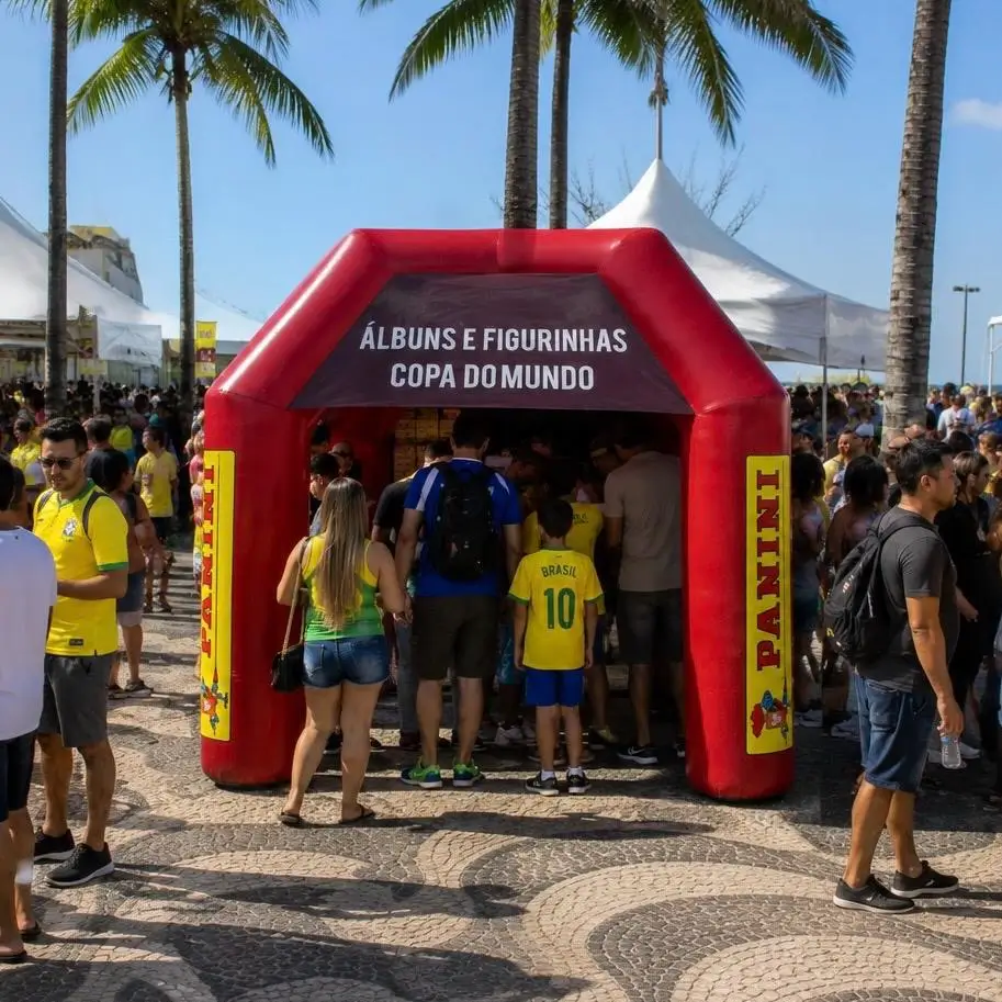 Tenda inflável vermelha Panini Copa do Mundo da RVB sendo usada em ativação real ao ar livre