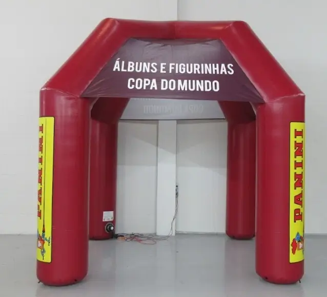 Tenda inflável vermelha Panini Copa do Mundo vista frontal com testeira e logos Panini, modelo 3x3m