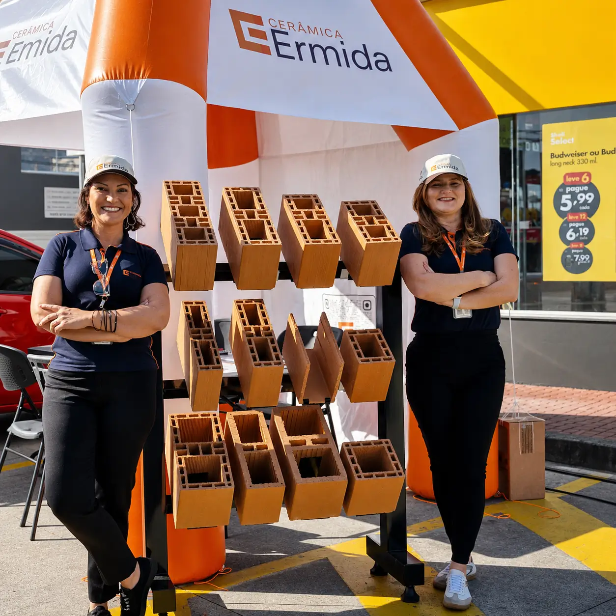 Tenda inflável personalizada da Cerâmica Ermida utilizada em ação promocional com exposição de blocos cerâmicos e atendimento ao público.