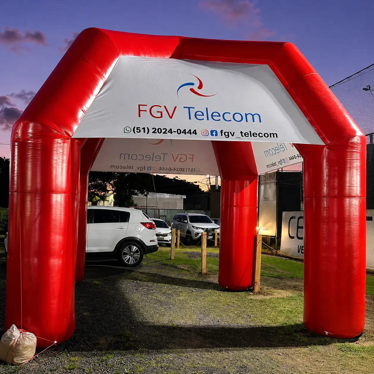 Tenda inflável personalizada da FGV Telecom instalada em evento promocional ao ar livre durante ação de divulgação da marca.