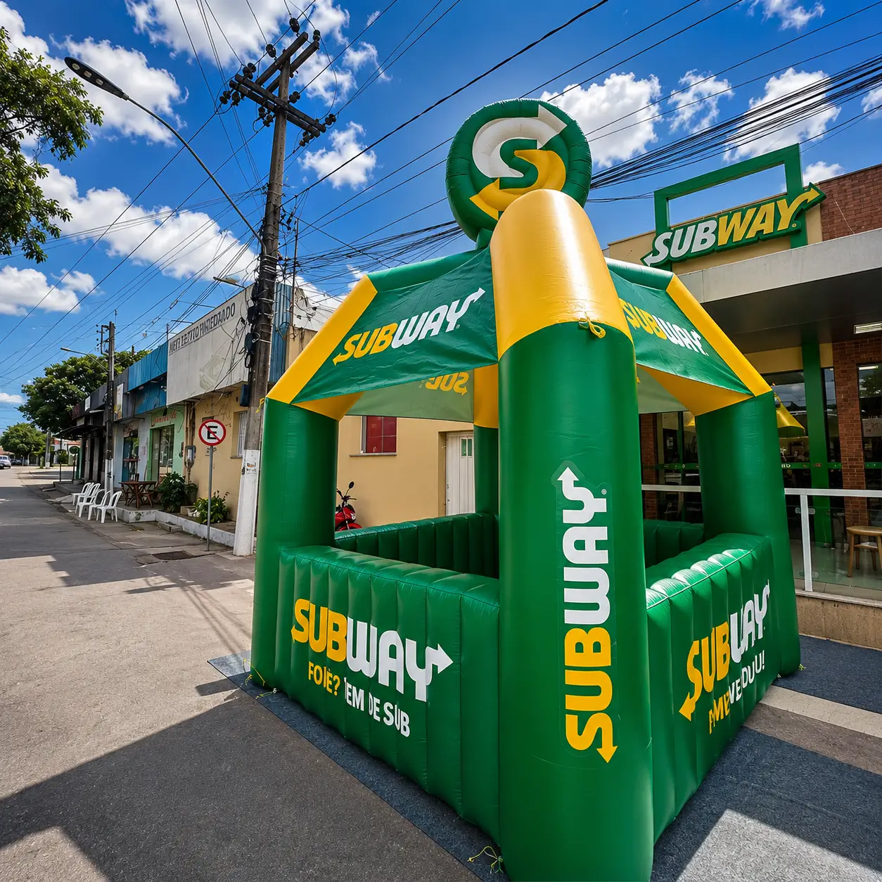 Tenda inflável personalizada da Subway instalada em frente à loja durante ação promocional e ativação de marca.