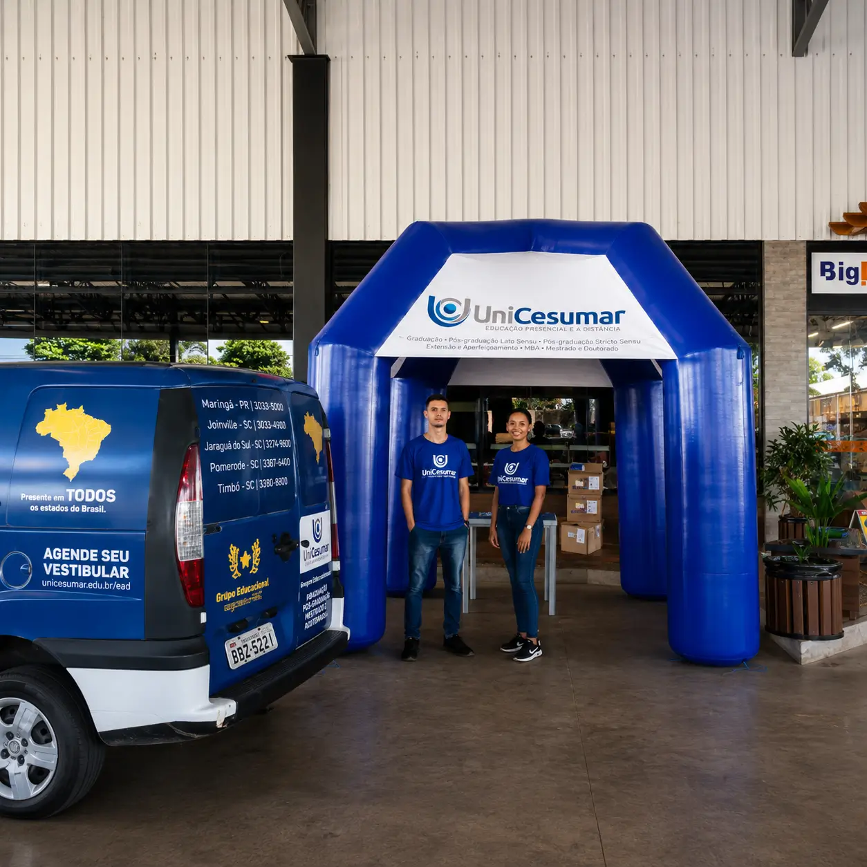 Tenda inflável UniCesumar — campanha itinerante de vestibular pelo interior | RVB Balões Tenda inflável personalizada UniCesumar em campanha itinerante de vestibular pelo interior, produzida pela RVB Balões