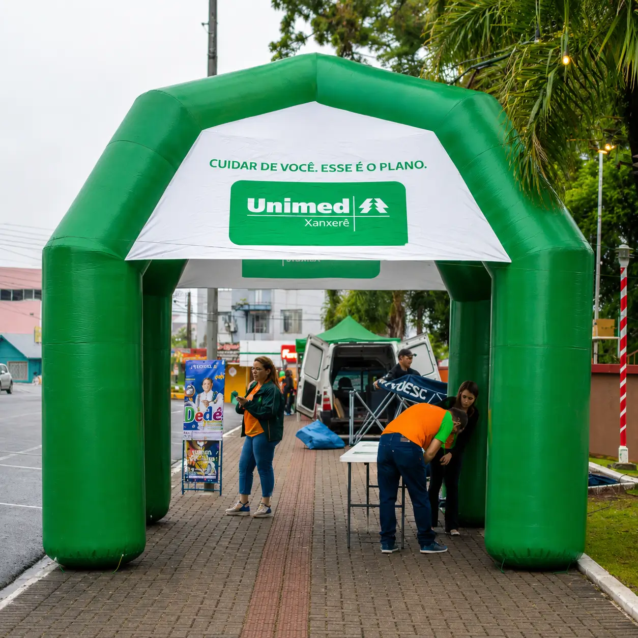 Tenda Inflável Unimed Xanxerê — Ativação de Saúde | RVB Balões Tenda inflável 4x4 verde personalizada Unimed Xanxerê com slogan Cuidar de você esse é o plano em ativação de rua de saúde, fabricada pela RVB Balões para o segmento de planos de saúde