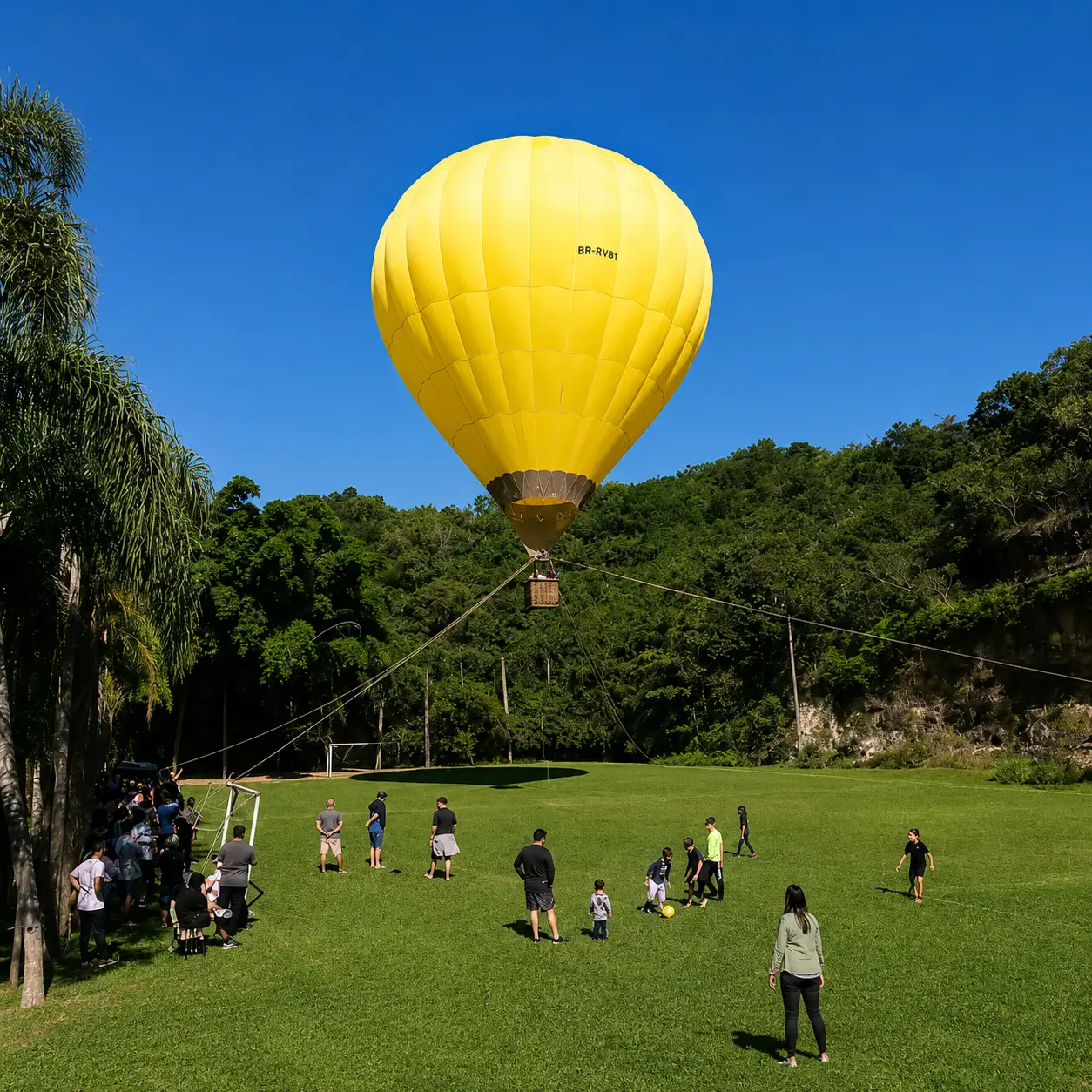 Voo Cativo com Balão de Ar Quente — Ativação de Relacionamento e Lead Qualificado | RVB Balões Voo cativo com balão de ar quente RVB Balões em ativação de relacionamento corporativo em área verde, com famílias e equipes participando da experiência