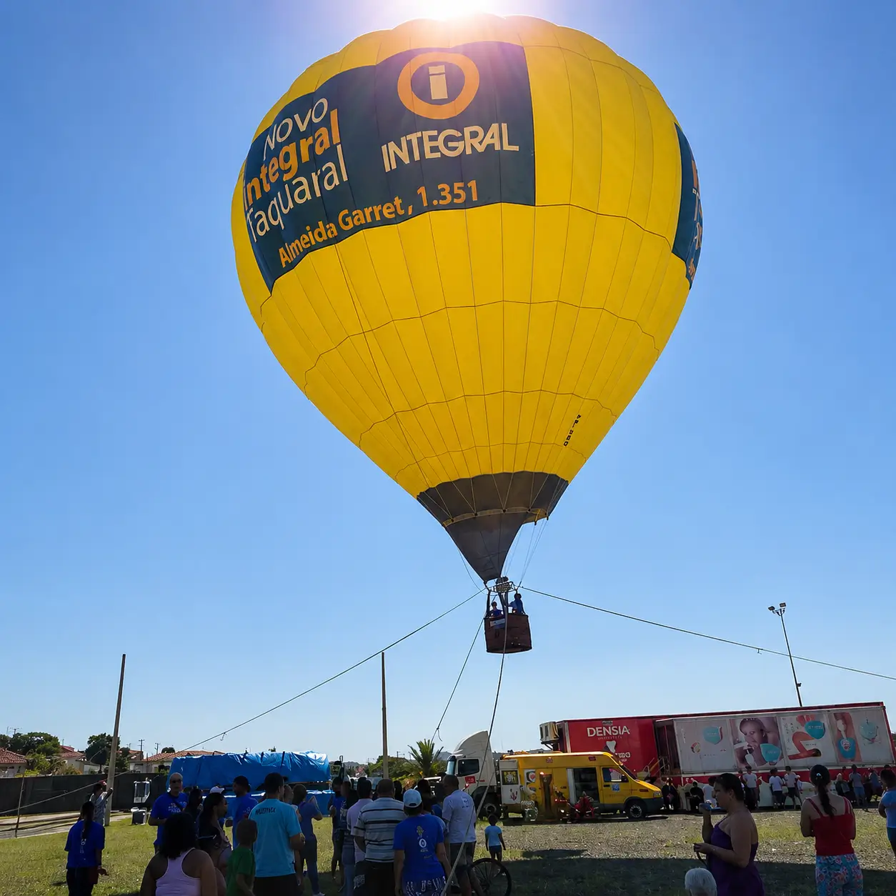 Voo Cativo com Balão Personalizado Integral Taquaral — Experiência de Compra Imersiva | RVB Balões Voo cativo com balão de ar quente personalizado Integral Taquaral em ação, com passageiros no cesto vivendo a experiência durante lançamento imobiliário operado pela RVB Balões
