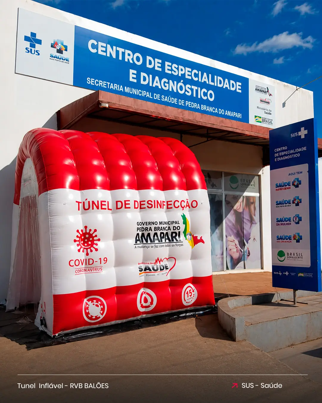 Túnel inflável de desinfecção COVID-19 para saúde na entrada de centro de diagnóstico do SUS