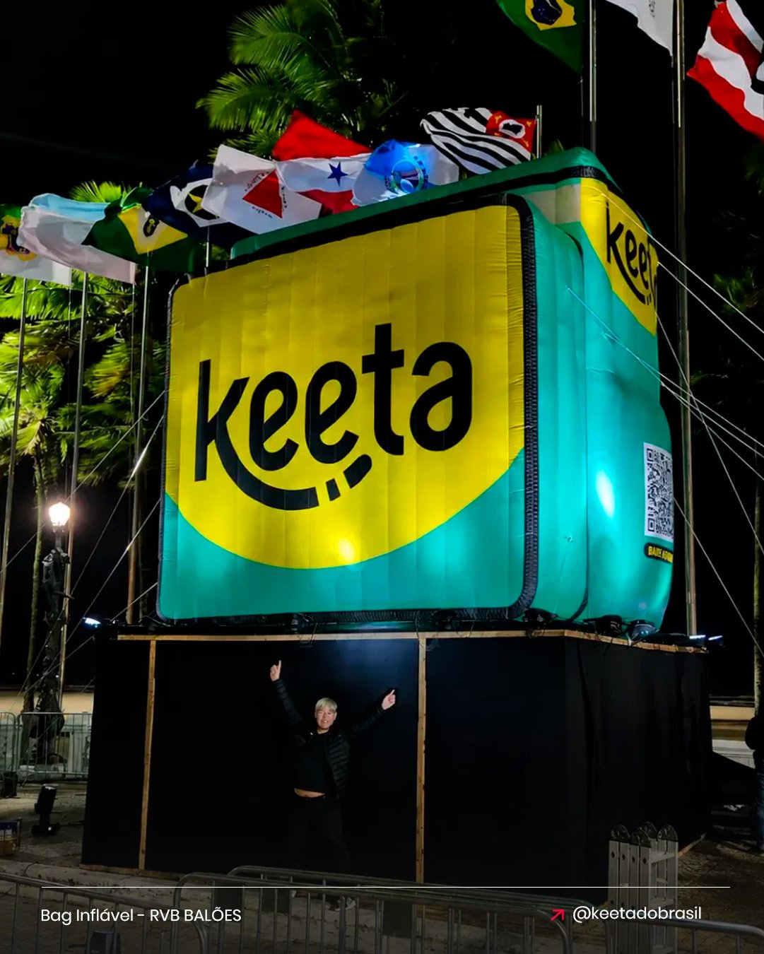 Bag inflável gigante Keeta para aplicativo de delivery em ativação de marca na orla à noite