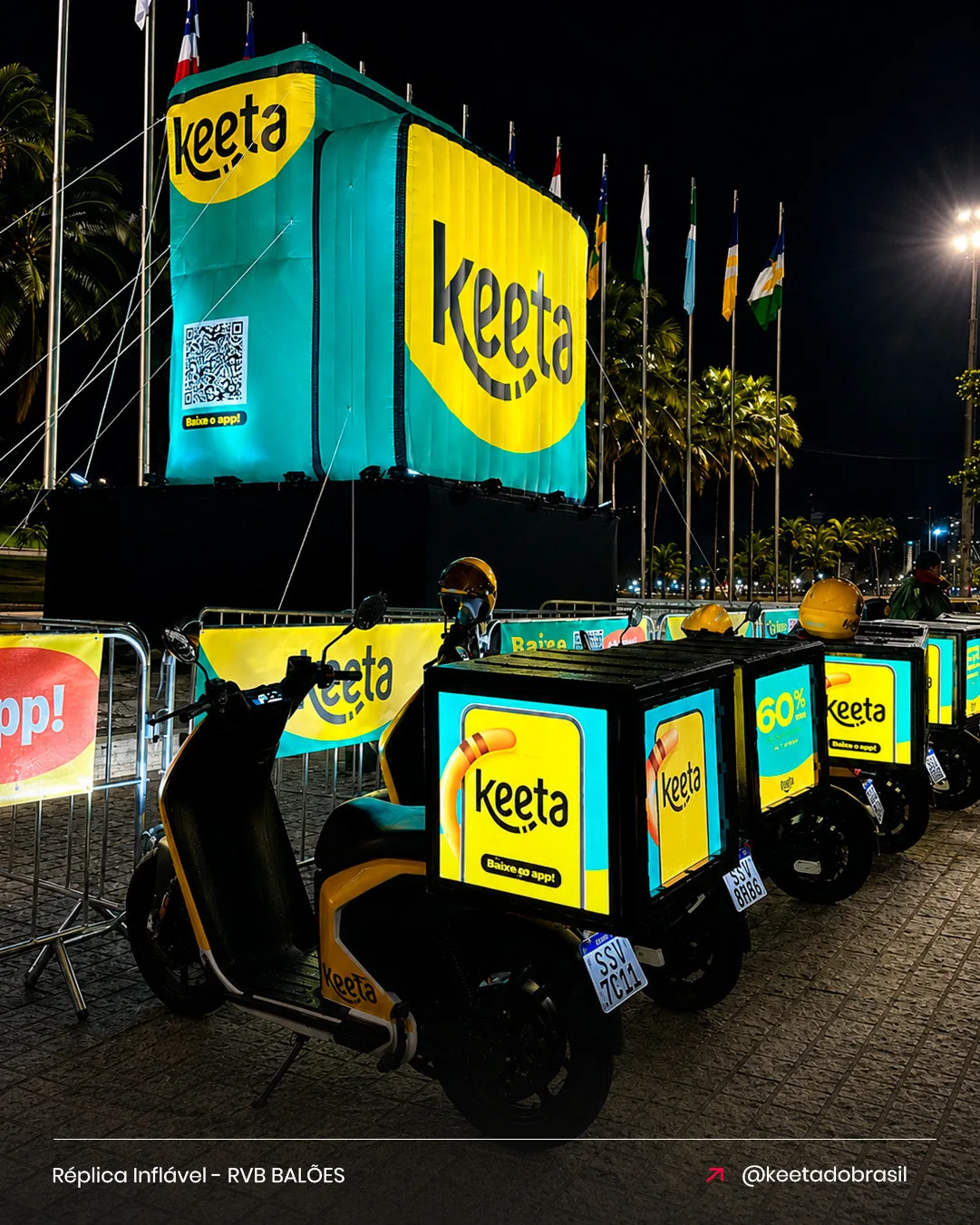 Bag inflável gigante Keeta para aplicativo de delivery em ativação com frota de motos à noite