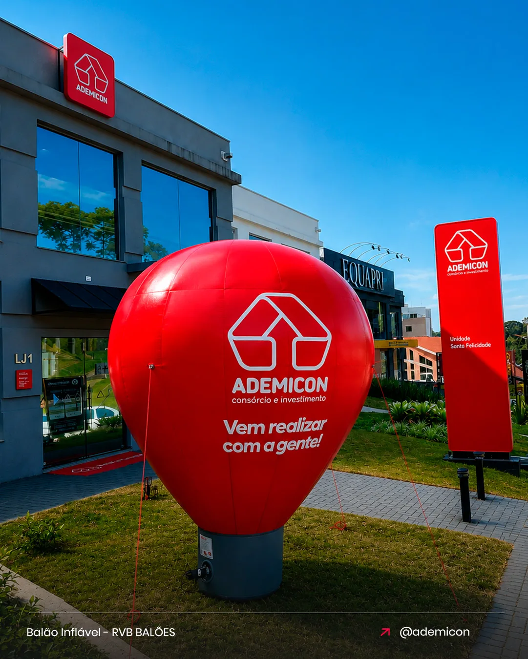 Balão inflável Ademicon para consórcio e investimento em ativação financeira na fachada da unidade