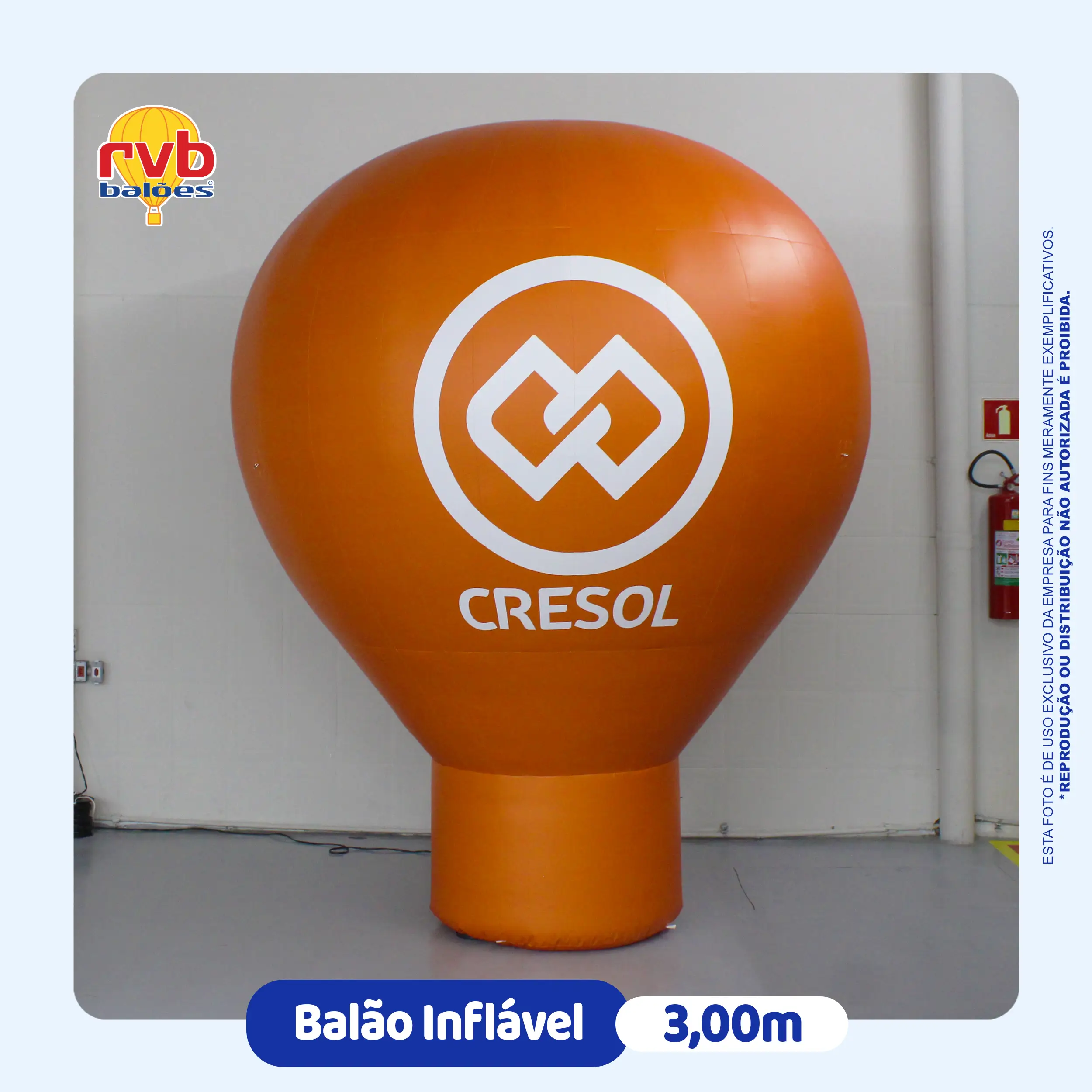 Balão inflável personalizado Cresol laranja 3,00m com logotipo para sinalização de fachada de agência cooperativa, fabricado pela RVB Balões