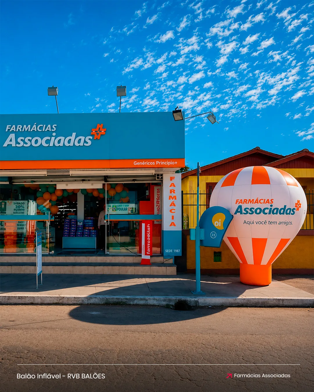 Balão inflável Farmácias Associadas para farmácia em ação de marketing na fachada da loja