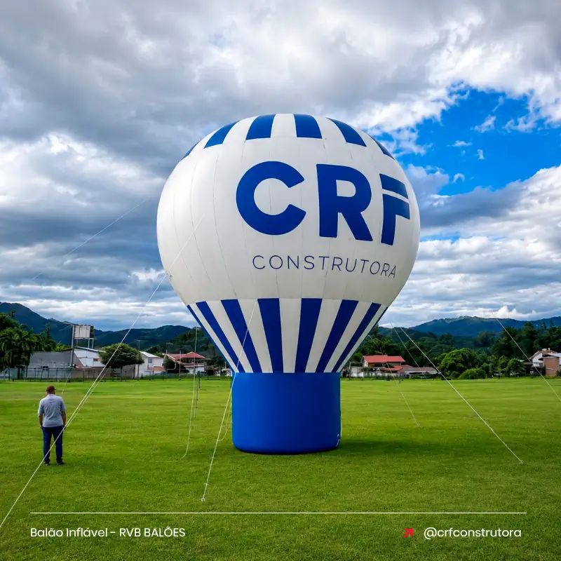 Balão Inflável Gigante 10 metros CRF Construtora instalado em campo aberto para Lançamento Imobiliário