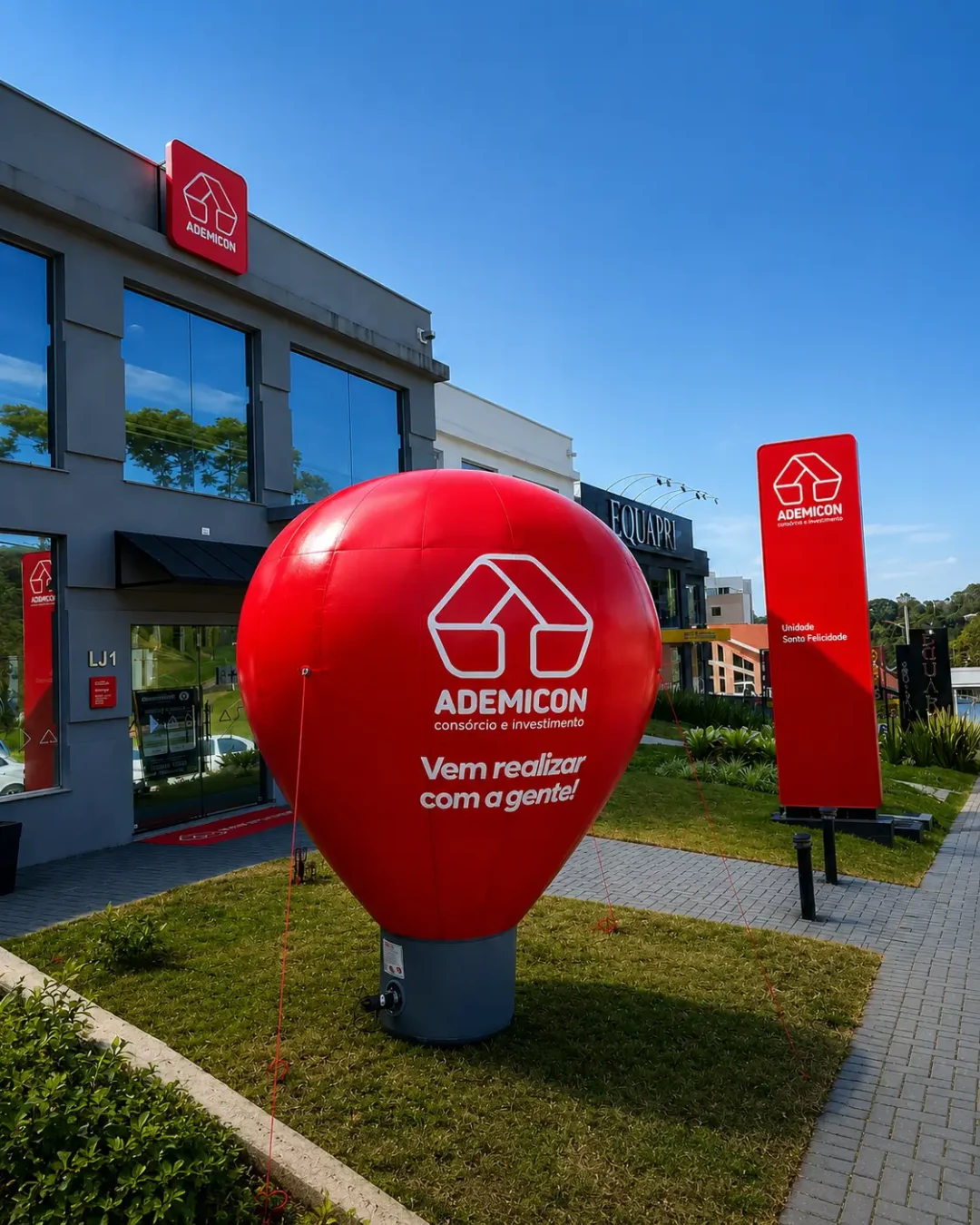 Balão Inflável Promocional Ademicon para Consórcio e Ação Promocional em Fachada