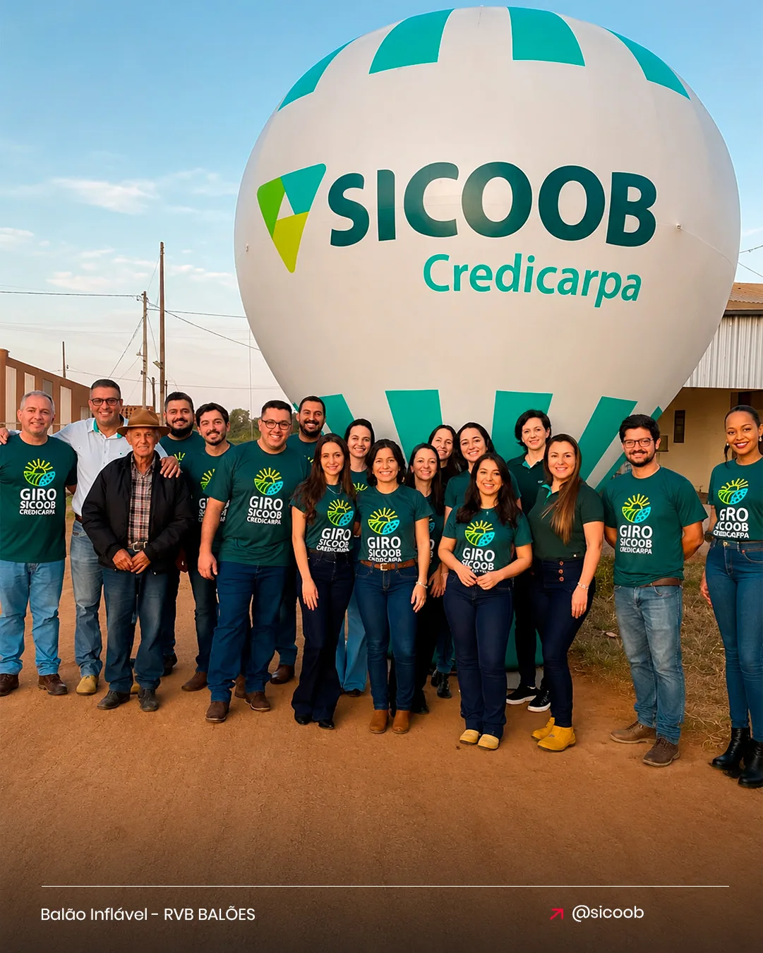 Balão inflável Sicoob Credicarpa para cooperativa de crédito com a equipe Giro em ação rural