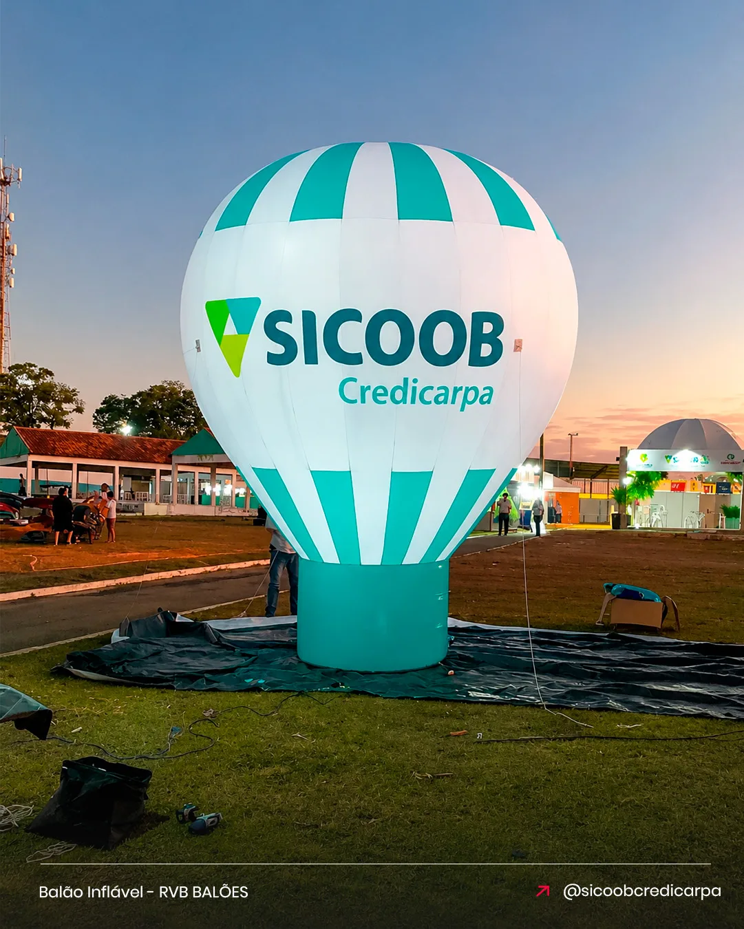 Balão inflável Sicoob Credicarpa para cooperativa de crédito em feira institucional ao entardecer