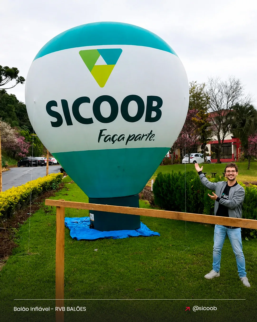 Balão inflável Sicoob Faça Parte para cooperativa de crédito no jardim em frente à unidade