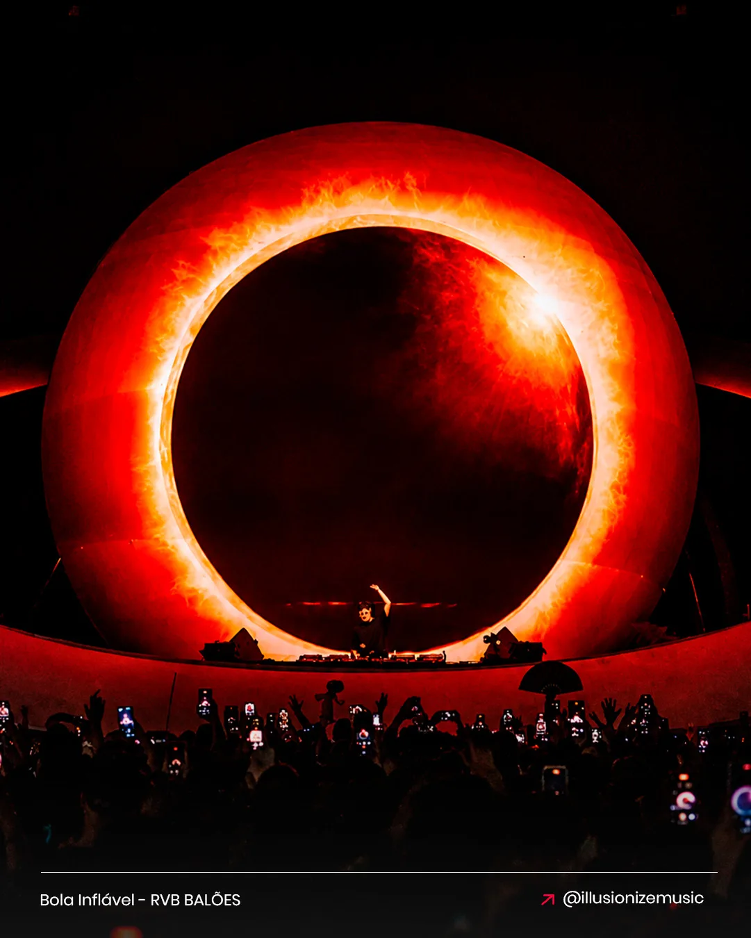 Bola inflável gigante Illusionize com efeito de eclipse em vermelho no show de música eletrônica