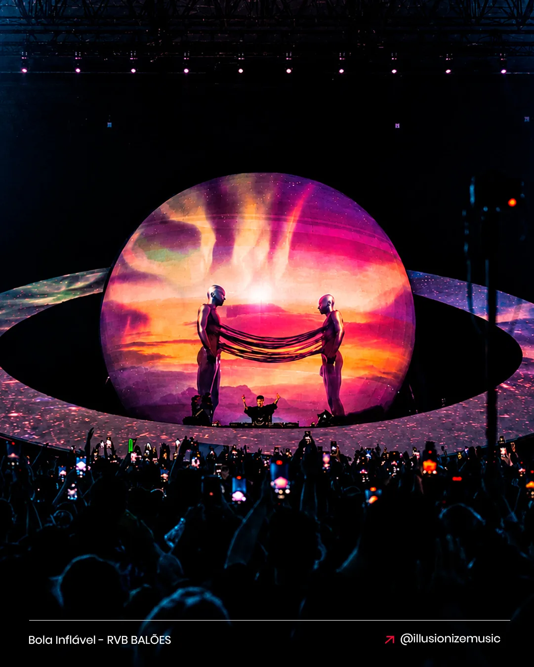 Bola inflável gigante Illusionize com projeção rosa para show de música eletrônica no palco