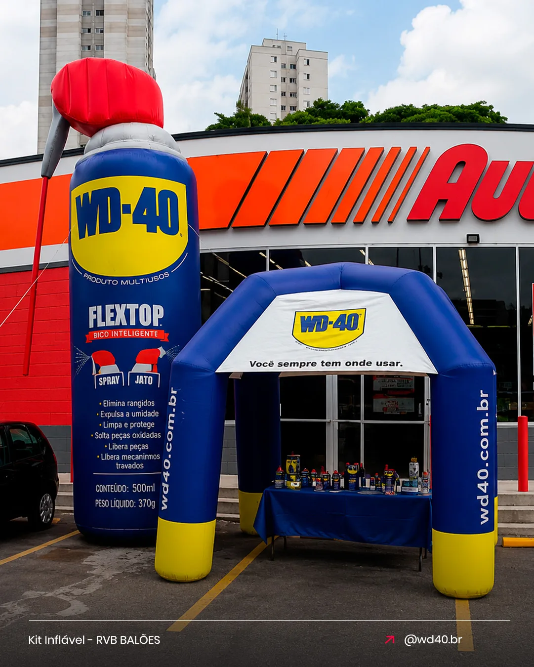 Kit inflável WD-40 com réplica da lata e tenda para automotivo em ação de PDV na loja de autopeças