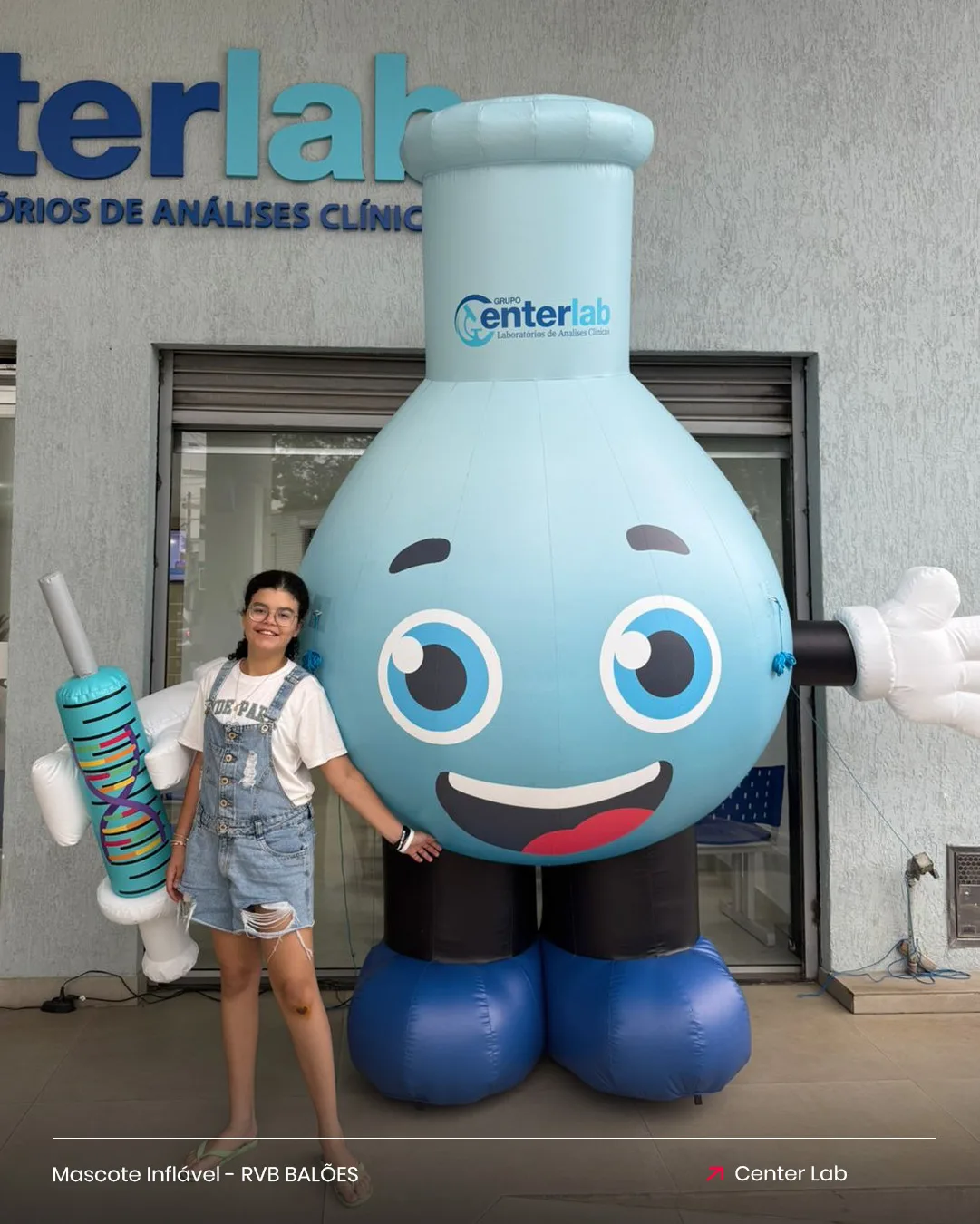 Mascote inflável Center Lab em formato de frasco para laboratório de análises clínicas na fachada