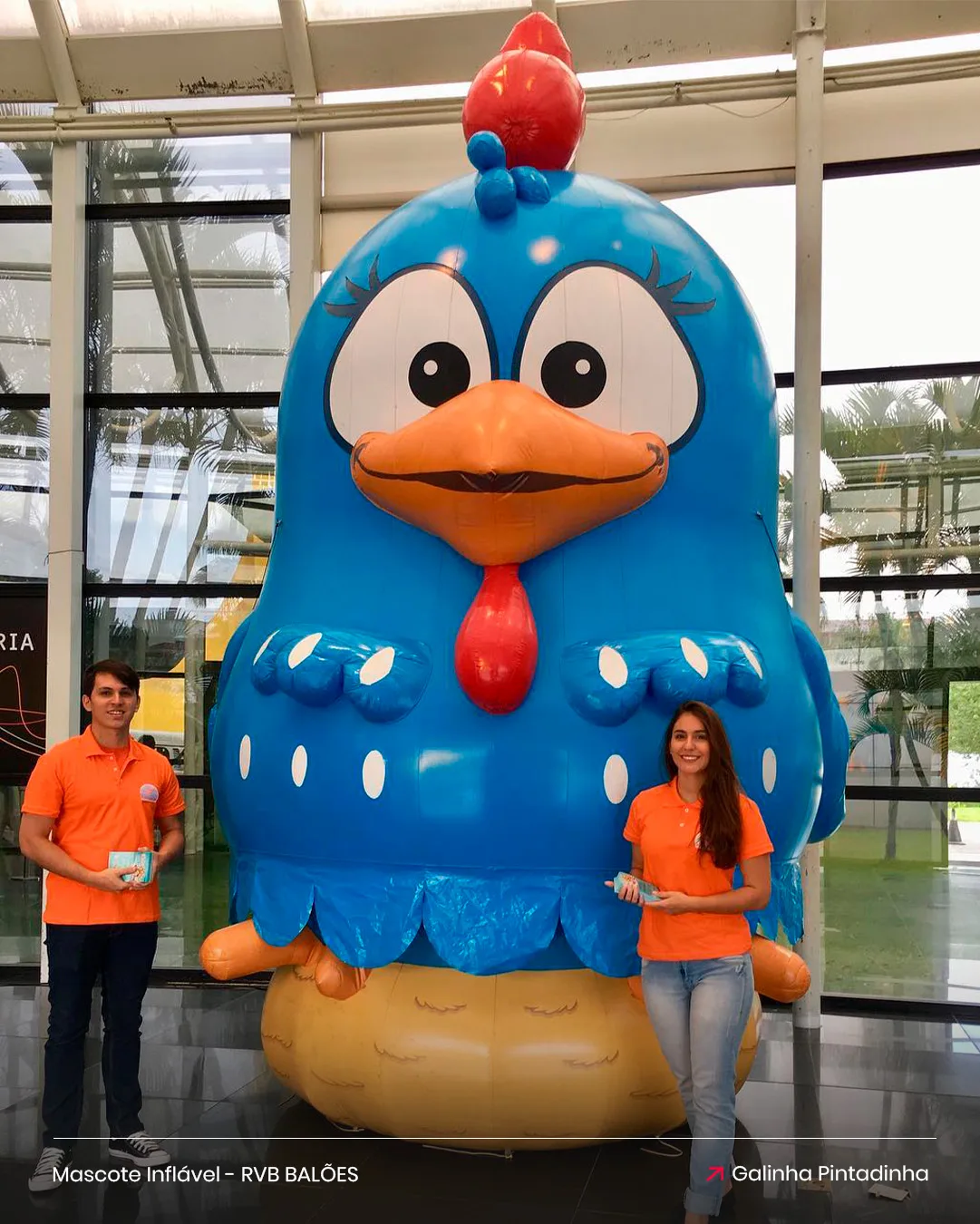 Mascote inflável da Galinha Pintadinha para entretenimento infantil em ação promocional em evento