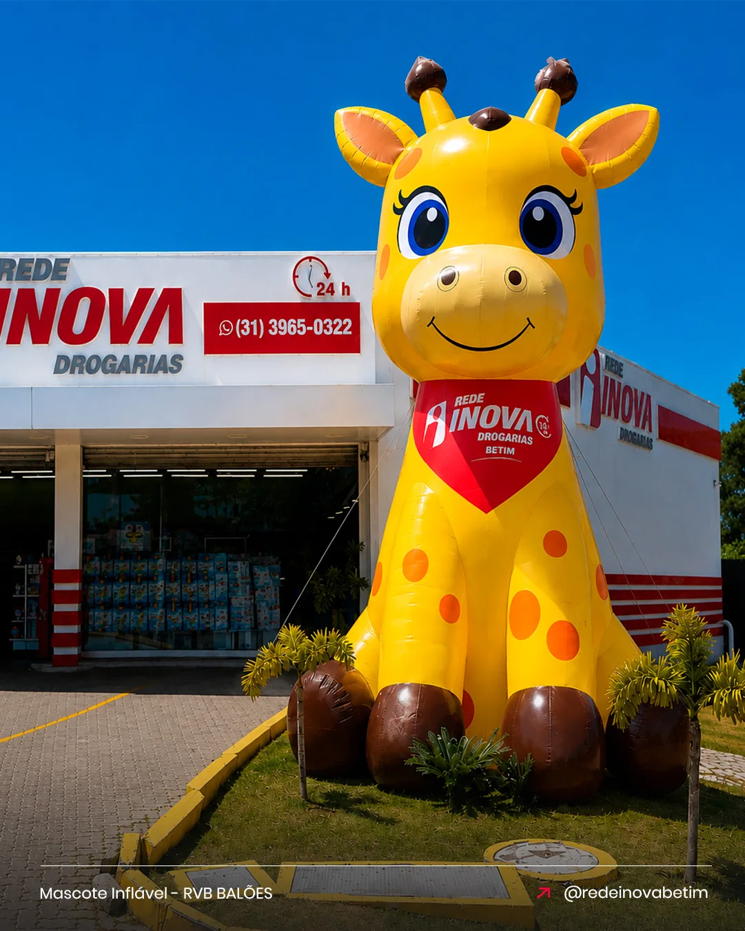 Mascote inflável de girafa da Rede Inova Drogarias para farmácia em destaque na fachada da loja