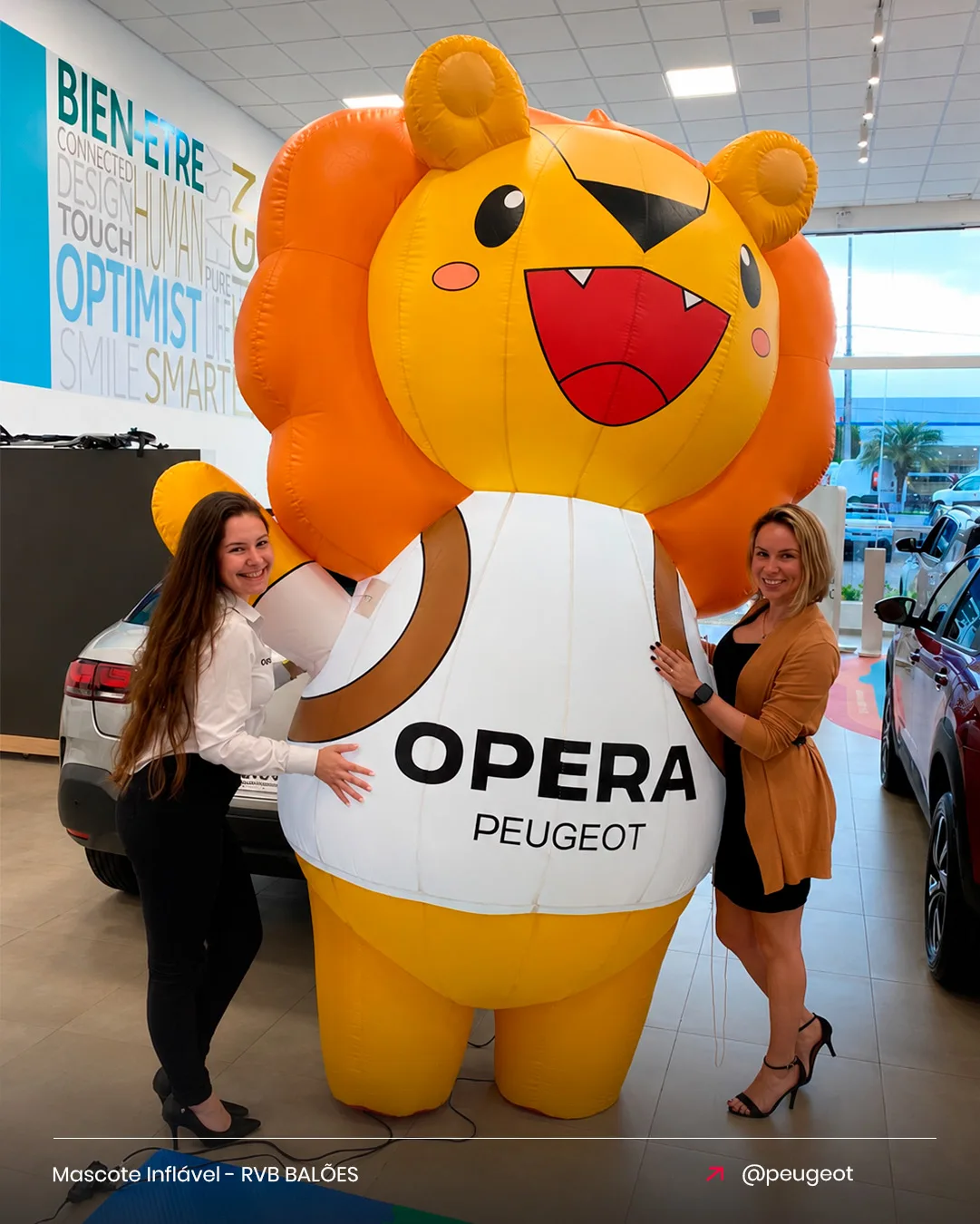 Mascote inflável leão Opera Peugeot para automotivo no showroom da concessionária com veículos