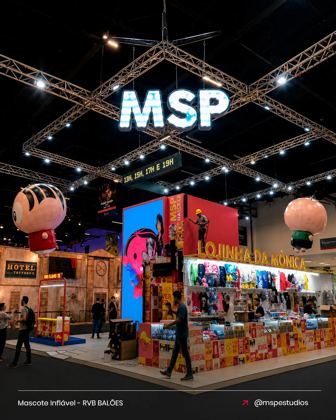 Mascotes infláveis no estande da Maurício de Sousa Produções para entretenimento em feira de quadrinhos