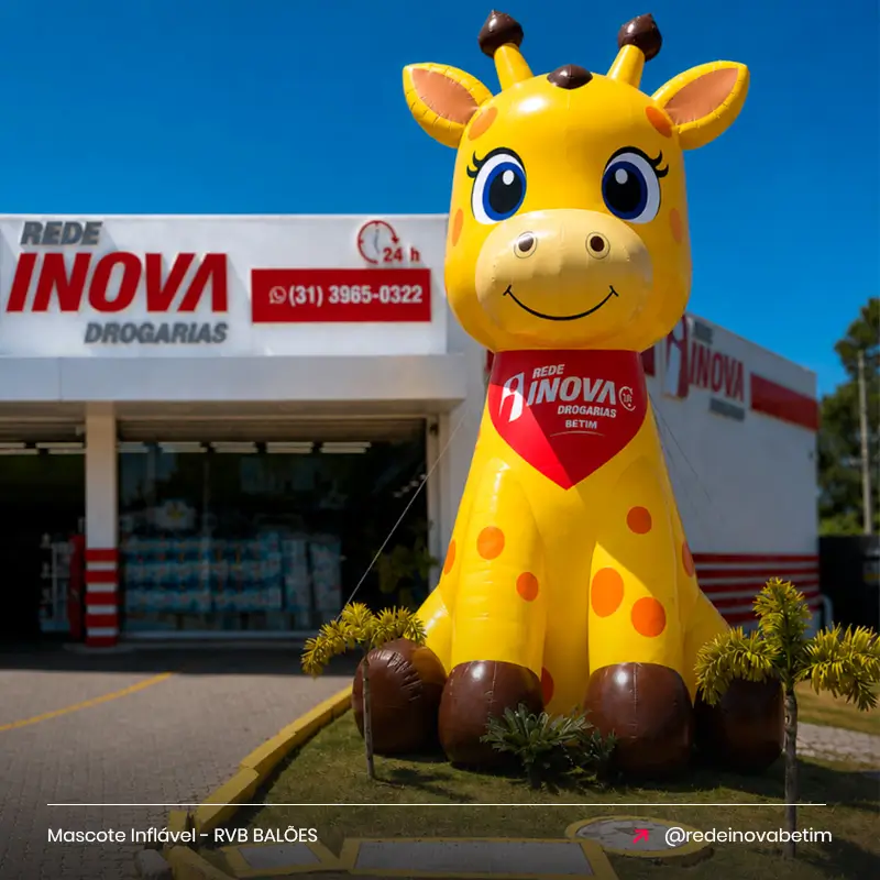 Mascote Inflável Personalizado Rede Inova Drogarias para Farmácia e Ação Promocional em Fachada