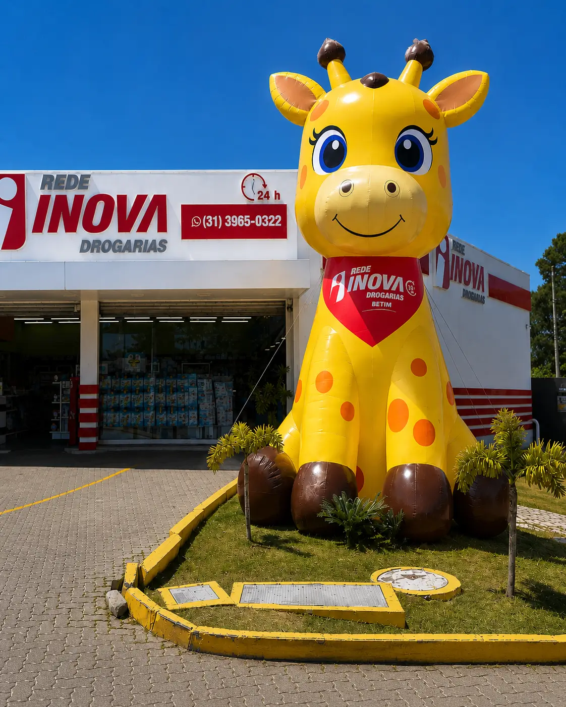 Mascote Inflável Personalizado Rede Inova Drogarias para Farmácia e Ação Promocional em Fachada