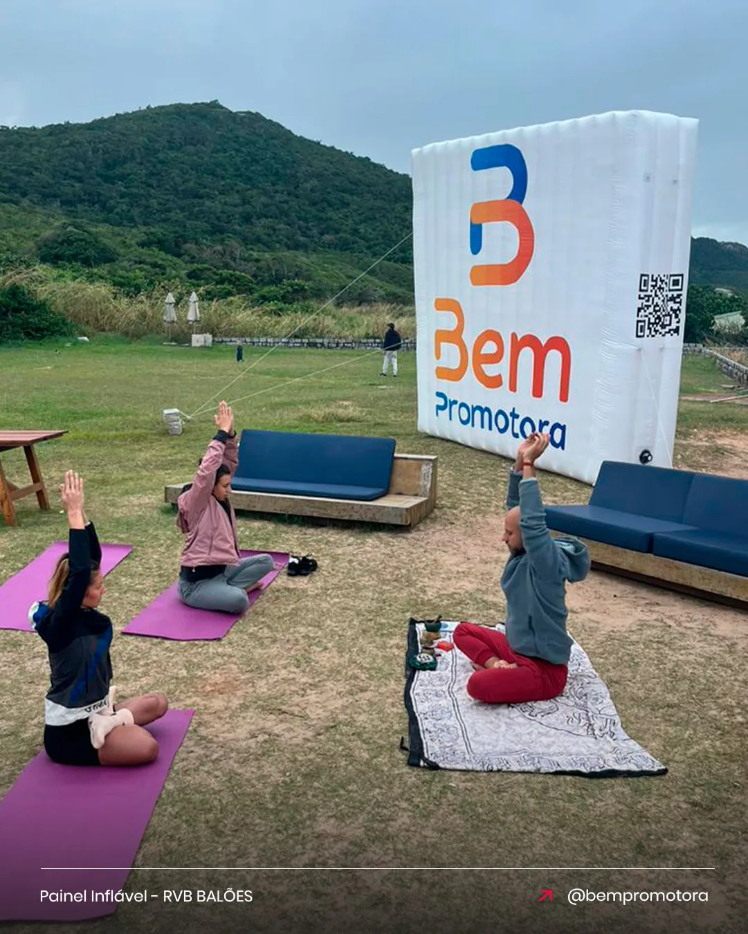 Painel inflável Bem Promotora para evento financeiro ao ar livre em ação de bem-estar com o público