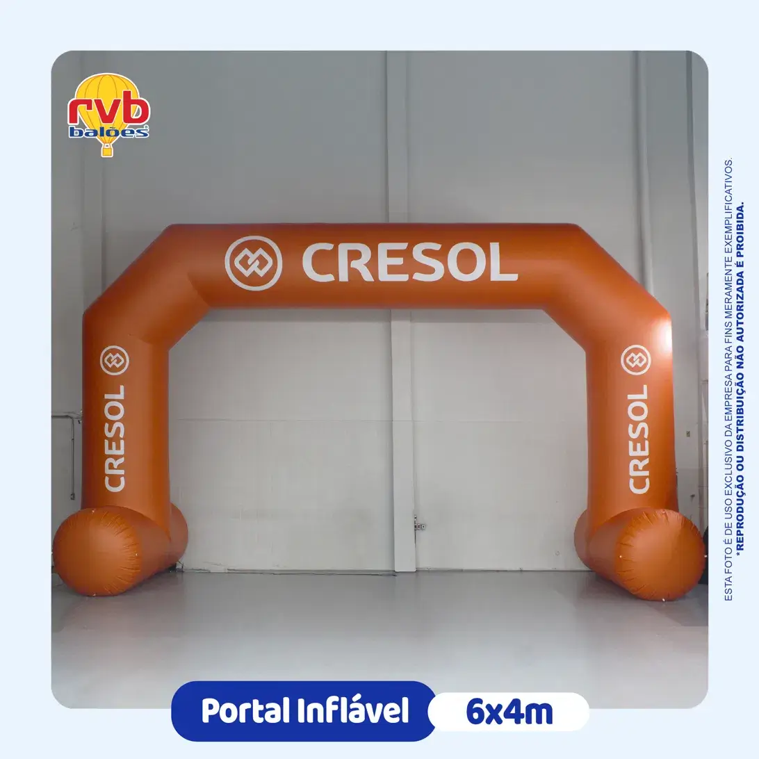 Portal inflável personalizado Cresol laranja 6x4m com logotipo e nome nas colunas para inauguração de agência cooperativa, fabricado pela RVB Balões