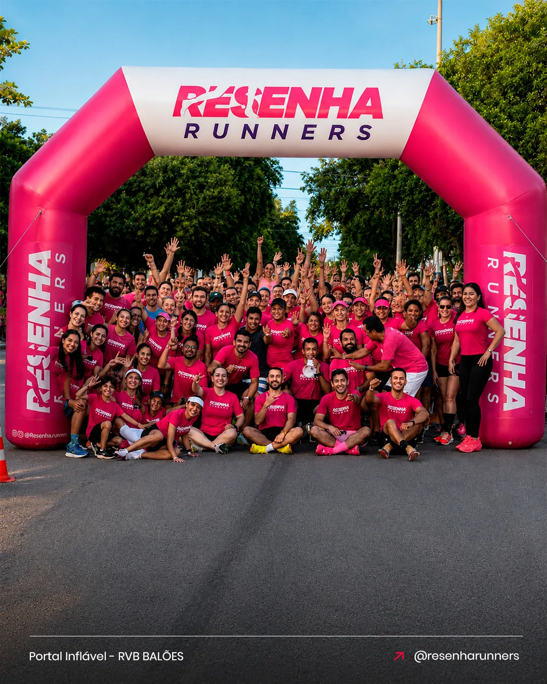 Portal inflável Resenha Runners para evento esportivo na largada da corrida de rua com os atletas