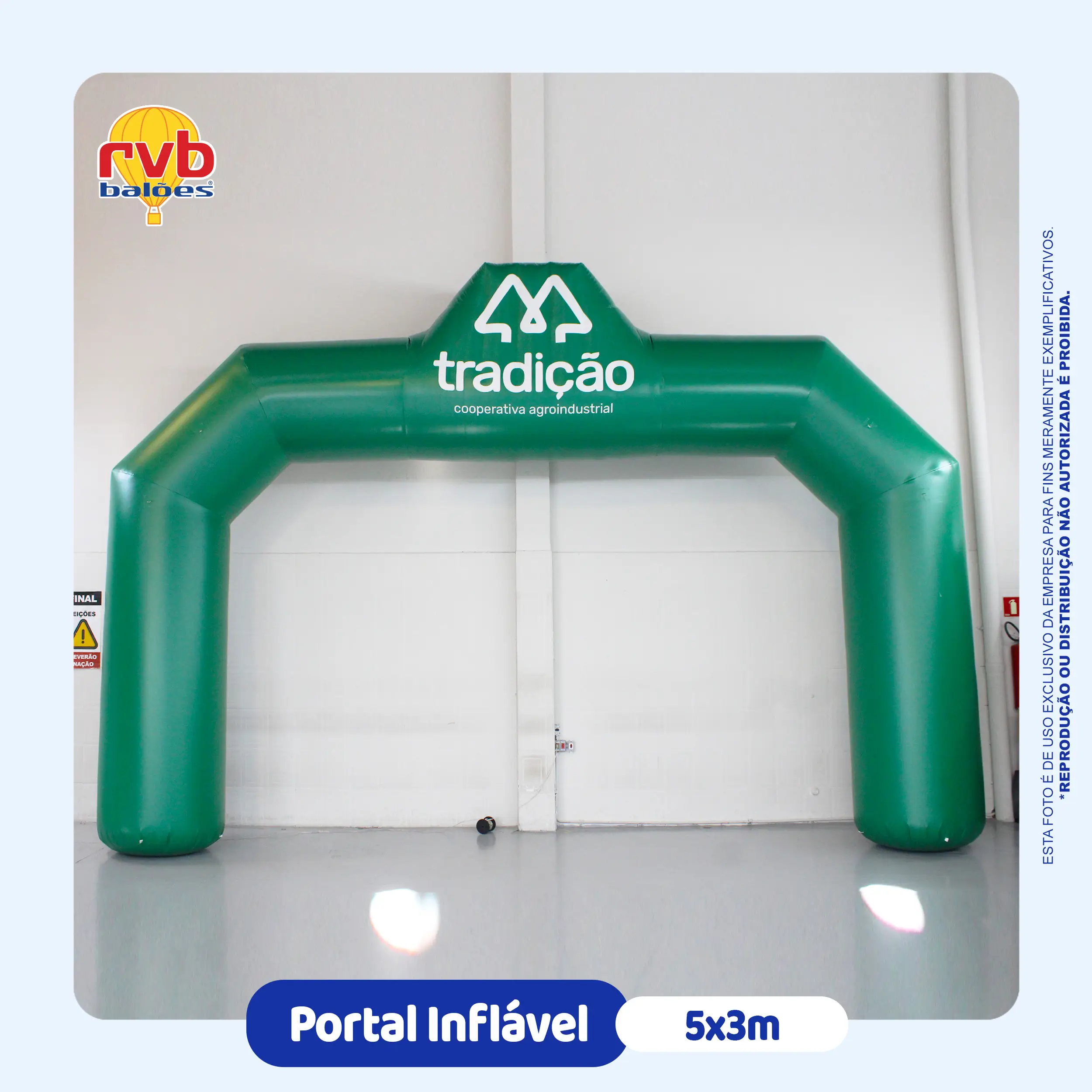Portal inflável personalizado verde Tradição Cooperativa Agroindustrial 5x3m para entrada de eventos e feiras agropecuárias, fabricado pela RVB Balões