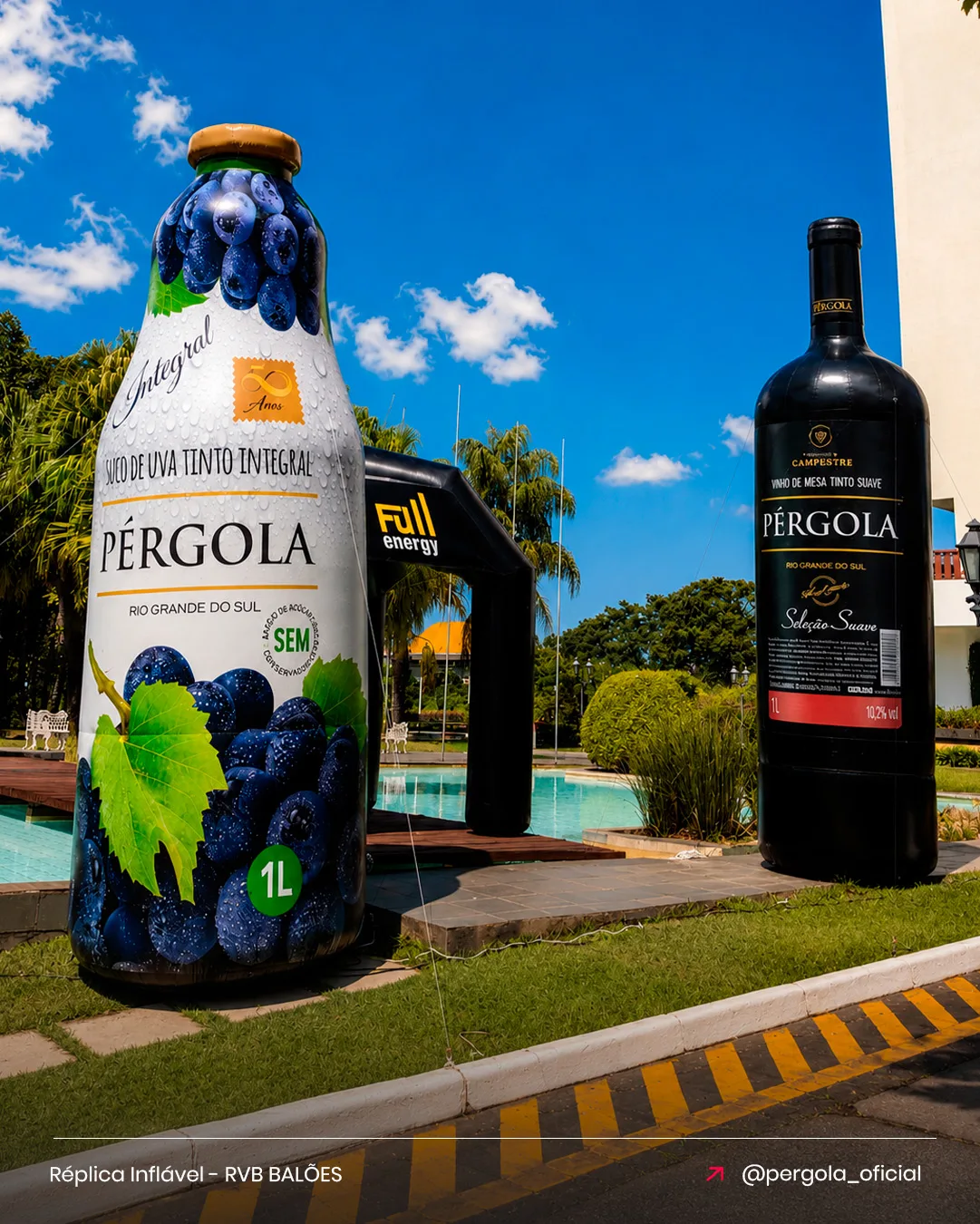Réplicas infláveis das garrafas Pérgola de suco e vinho para bebidas em evento à beira da piscina