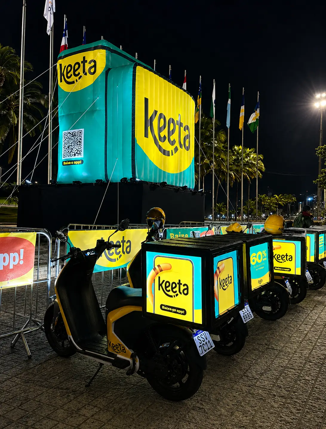 Réplica Inflável Gigante Keeta para App de Delivery e Evento de Lançamento Noturno
