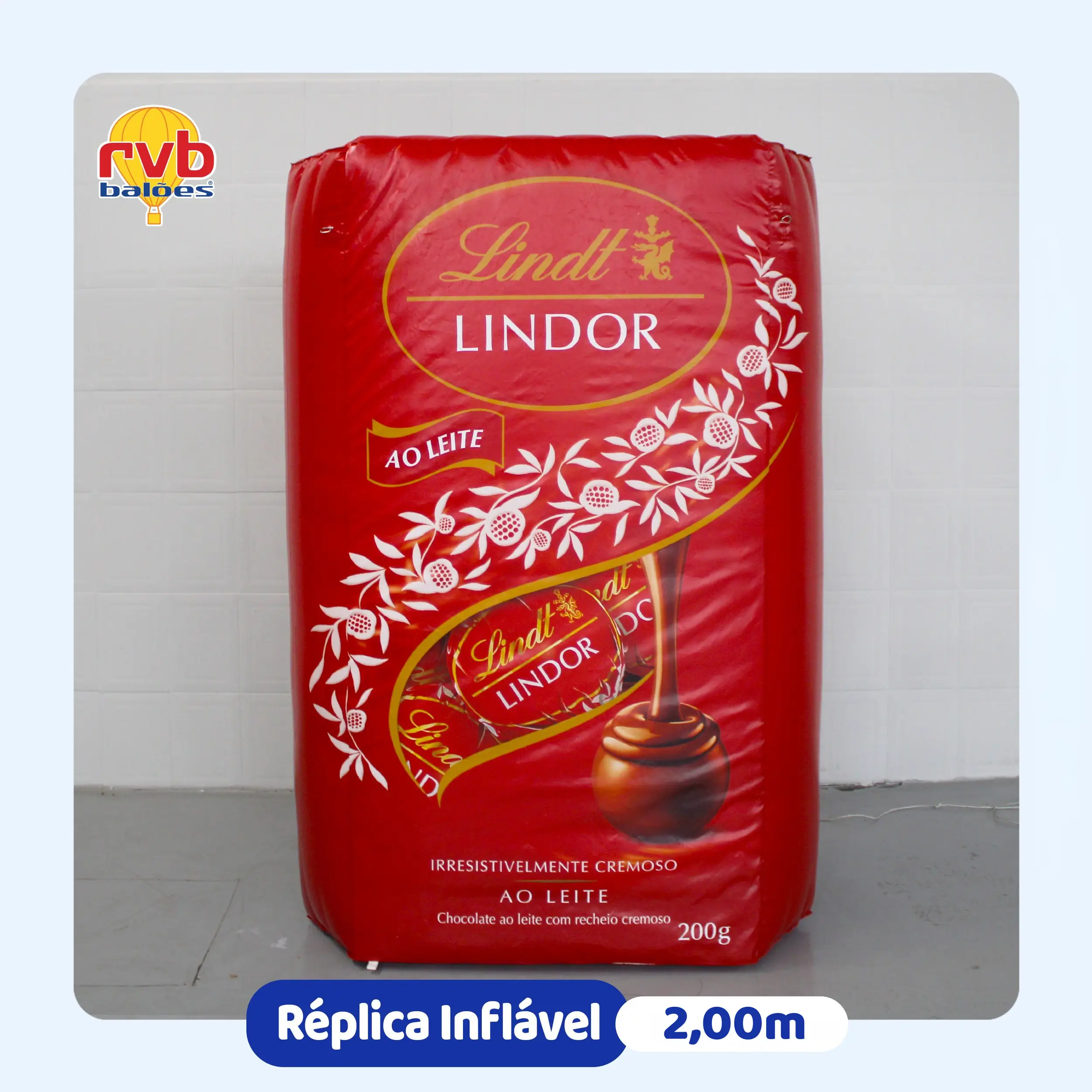 Réplica inflável personalizada Lindt Lindor ao leite 2,00m fabricada pela RVB Balões para ação promocional de varejo e PDV