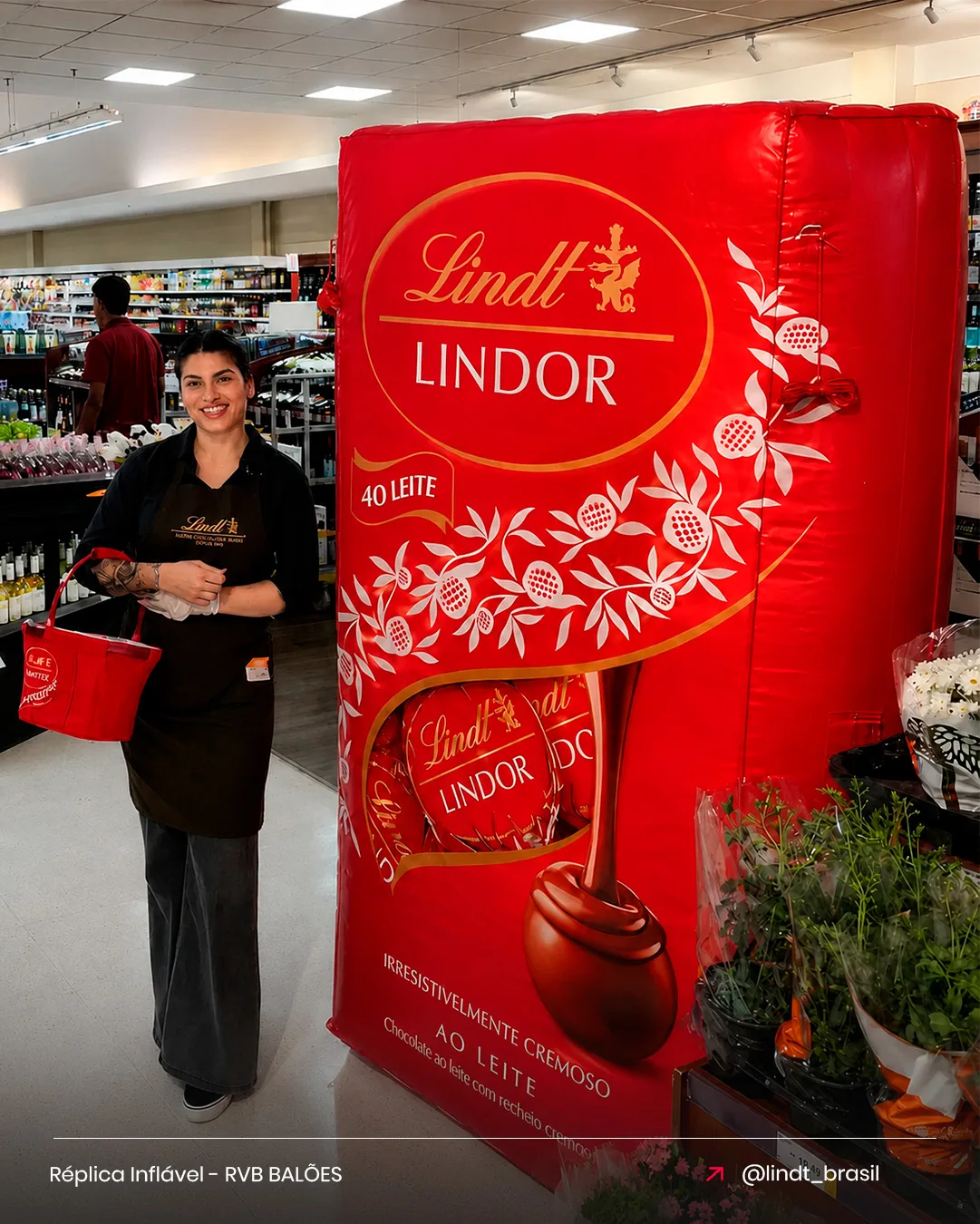 Réplica inflável da caixa Lindt Lindor para chocolate em ação de PDV no supermercado