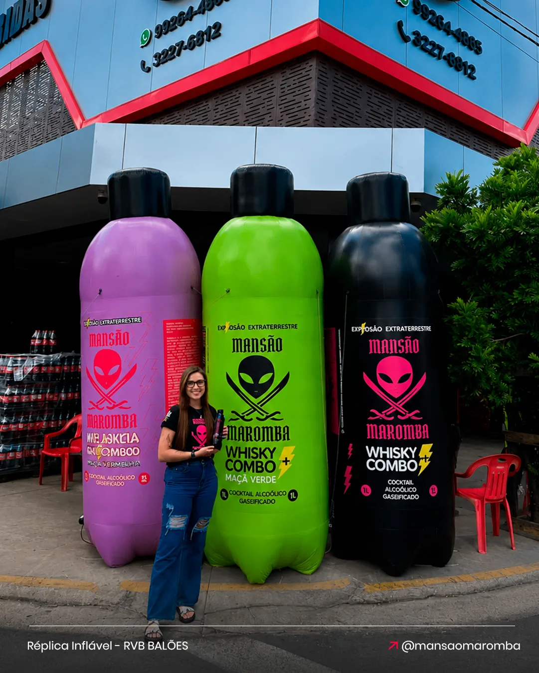 Réplicas infláveis das garrafas Mansão Maromba para bebida em ação de PDV na loja de bebidas