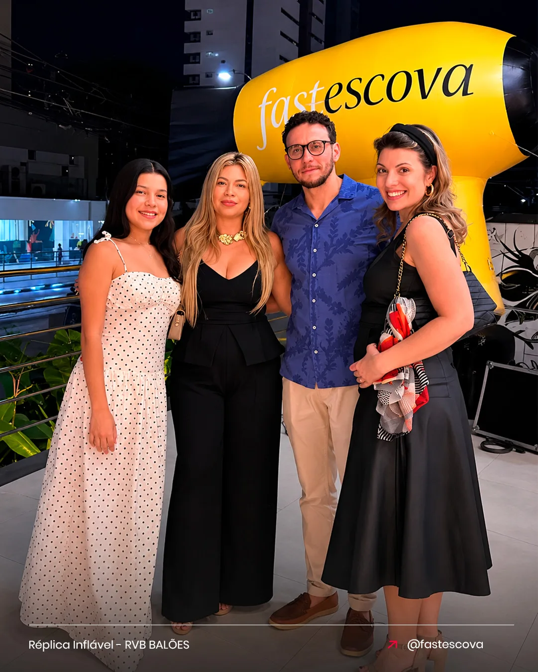 Réplica inflável de secador fastescova para beleza em evento de marca no rooftop à noite