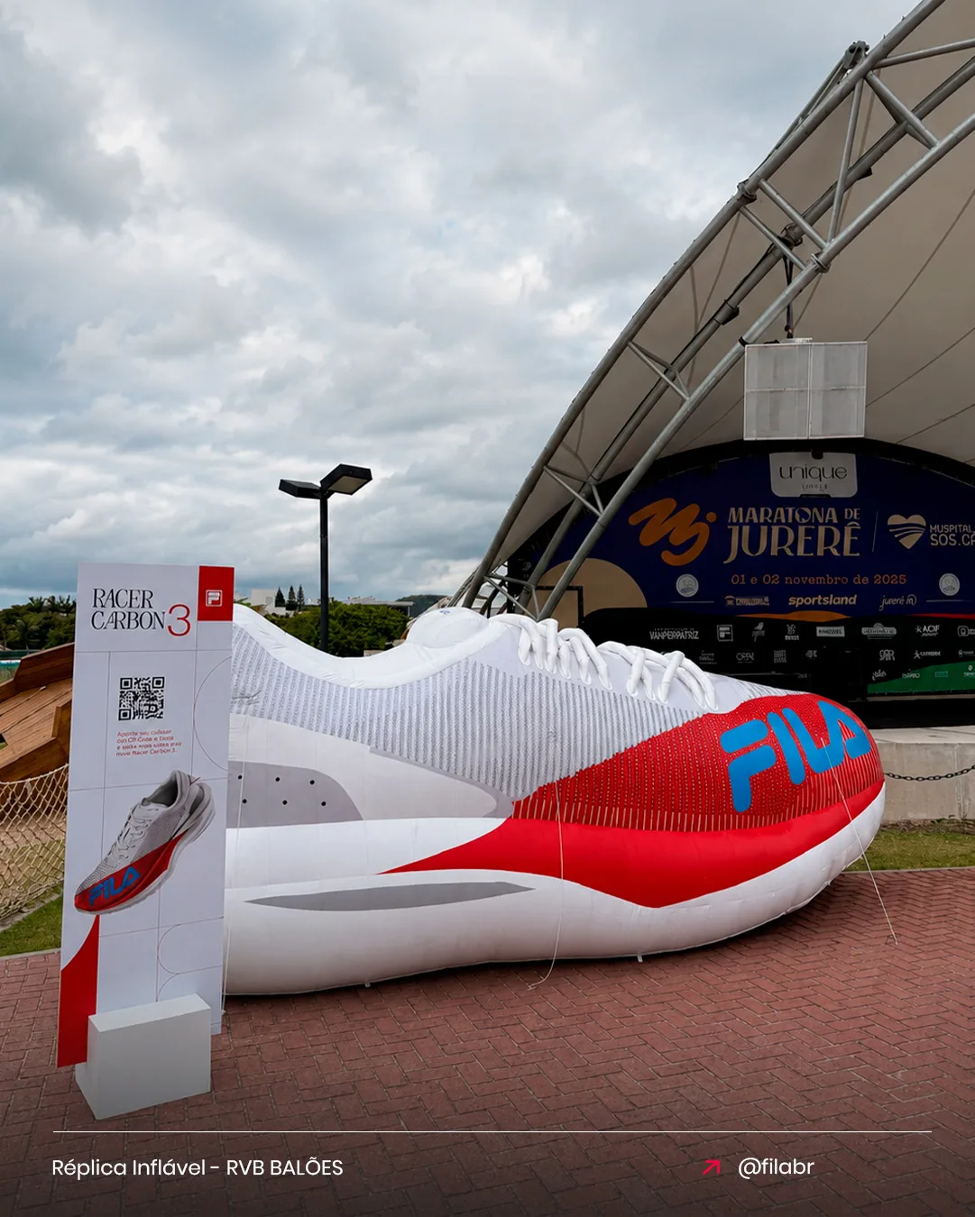 Réplica inflável do tênis FILA Racer Carbon para esporte na Maratona de Jurerê em corrida de rua