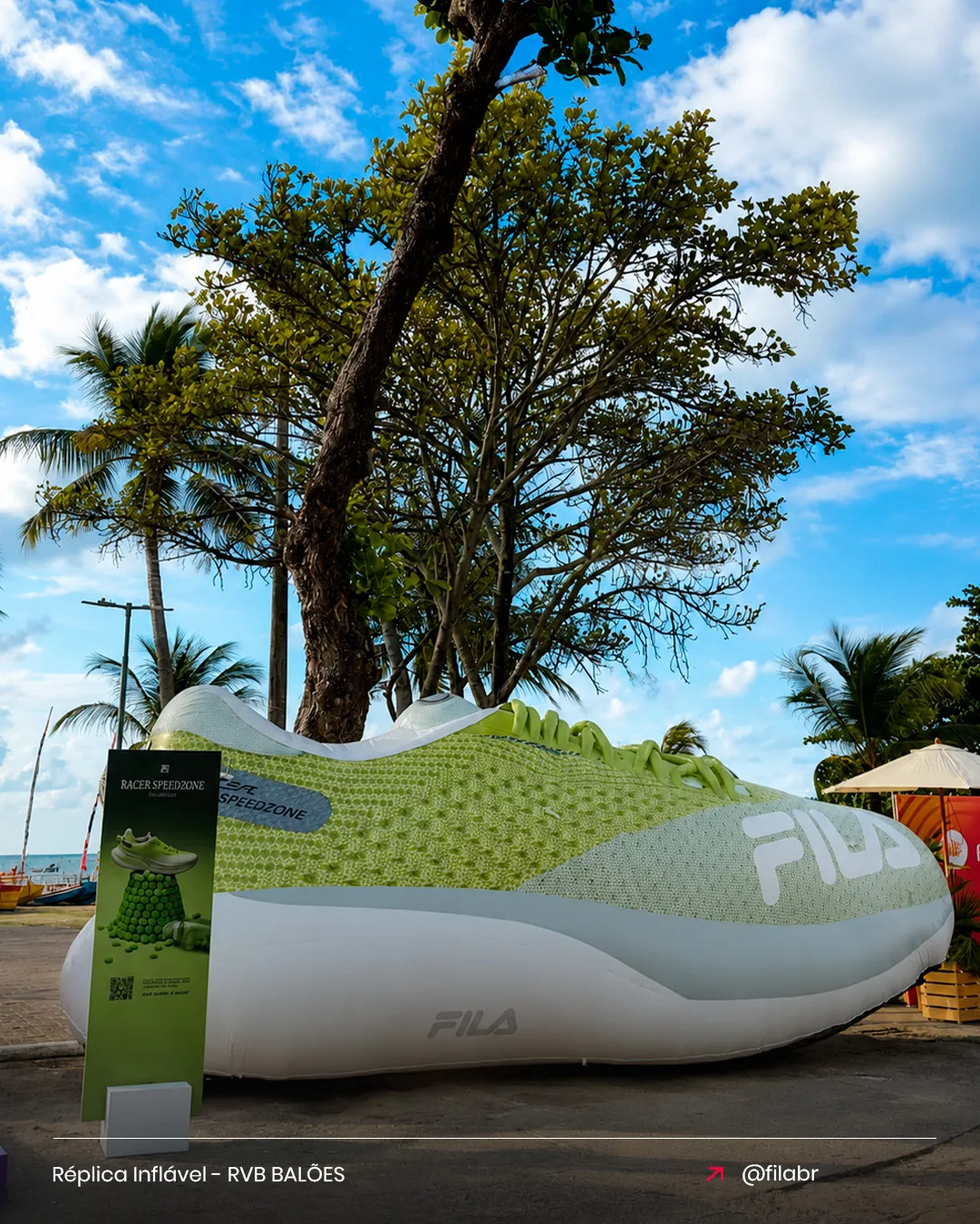 Réplica inflável do tênis FILA Speedzone verde para esporte em ativação de marca na orla da praia