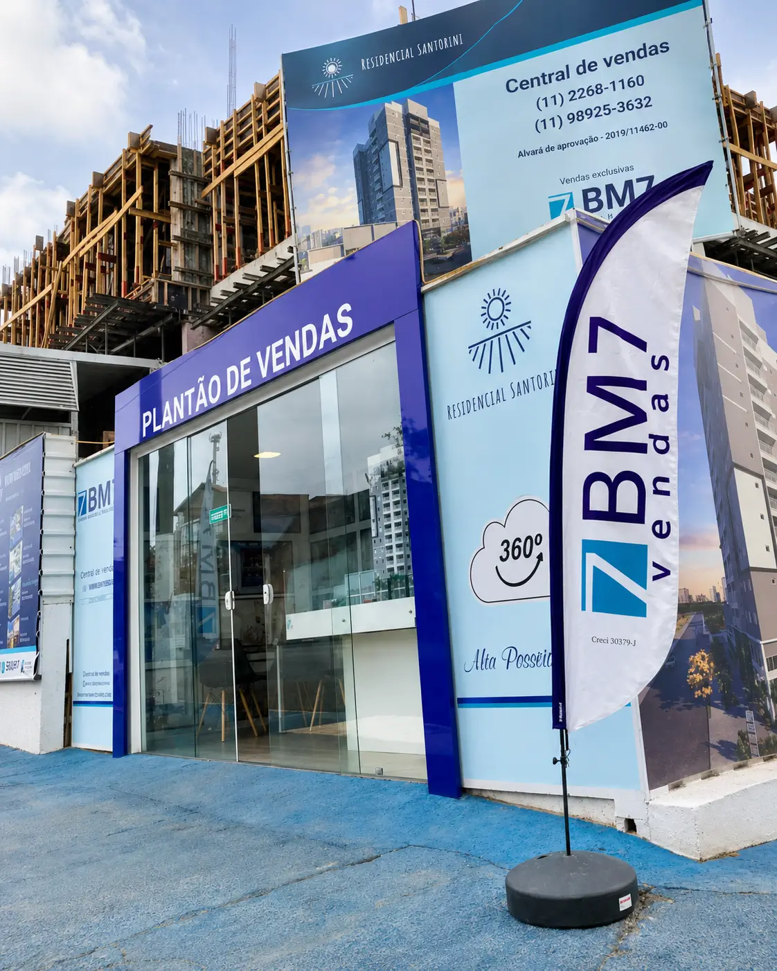 bandeiras gota personalizadas utilizadas na sinalização de plantão de vendas imobiliário para divulgação de empreendimento residencial