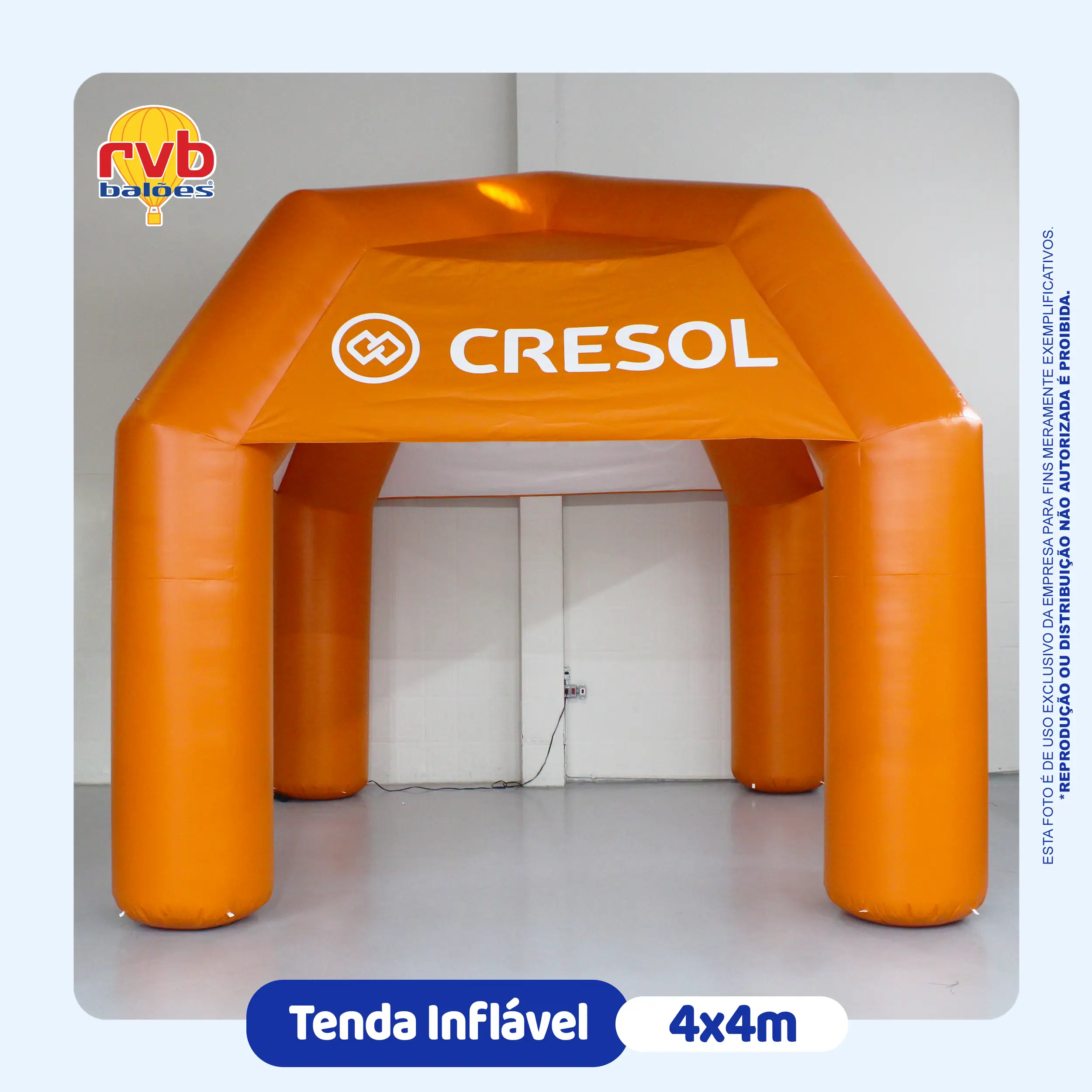 Tenda inflável personalizada Cresol laranja 4x4m com logotipo no teto para estande em eventos e inaugurações cooperativas, fabricada pela RVB Balões