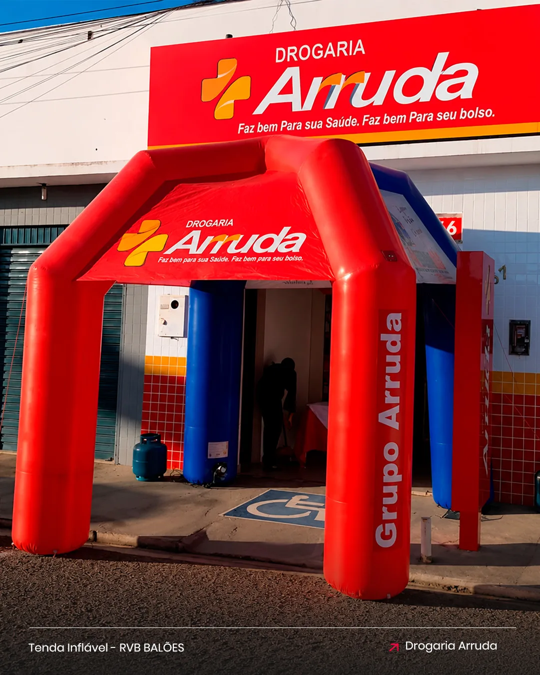 Tenda inflável Drogaria Arruda para farmácia em ação de marketing na fachada da loja