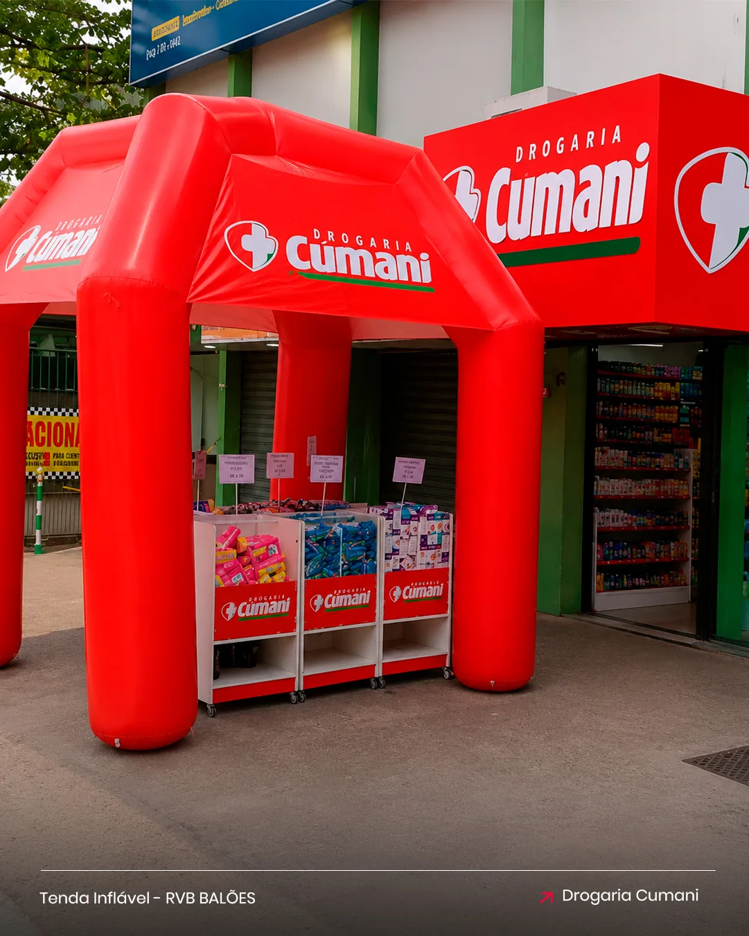 Tenda inflável Drogaria Cumani para farmácia em ação de PDV com expositor de produtos na entrada