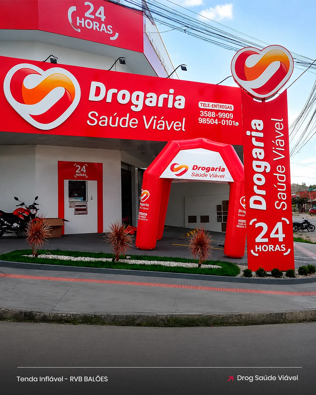 Tenda inflável Drogaria Saúde Viável para farmácia em ação de marketing na fachada da loja 24 horas